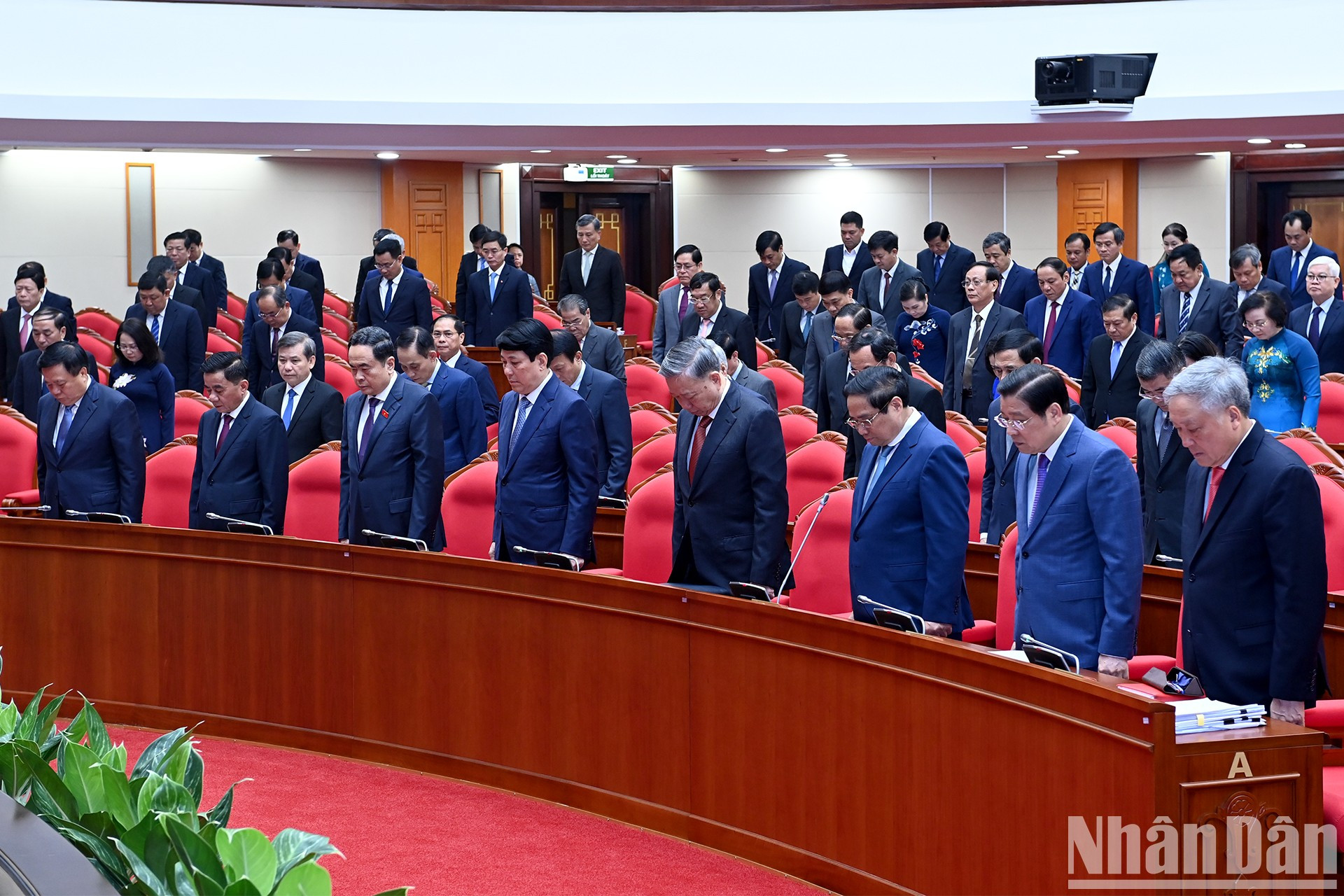Altos líderes del Partido y del Estado y delegados guardan un minuto de silencio para rendir homenaje a los oficiales, soldados y compatriotas que fallecieron en la tormenta número 3. Altos líderes del Partido y del Estado y delegados guardan un minuto de silencio para rendir homenaje a los oficiales, soldados y compatriotas que fallecieron en la tormenta número 3.