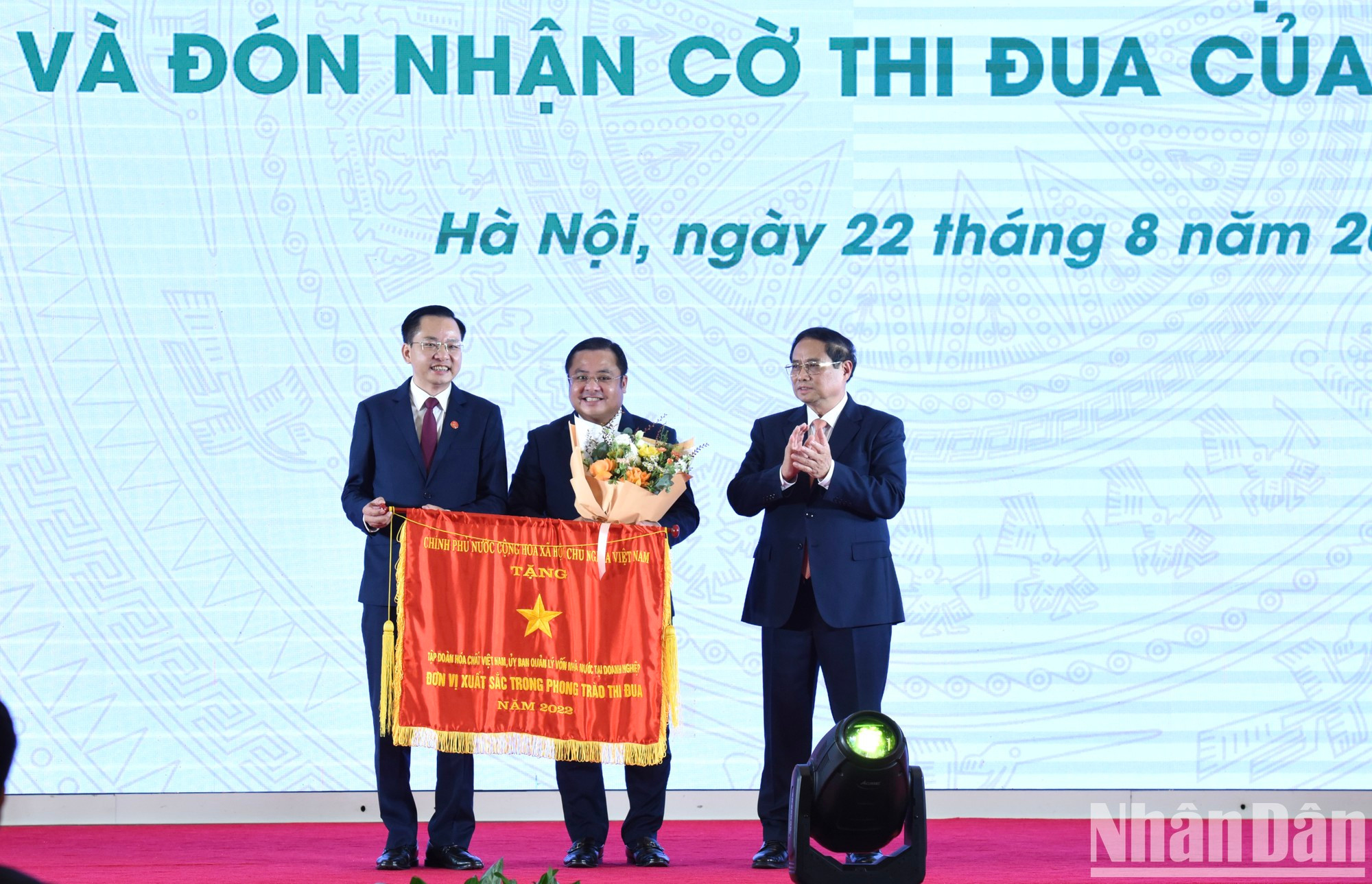Minh Chinh entrega la Bandera de Emulación del Gobierno al Grupo Nacional de Químicas.