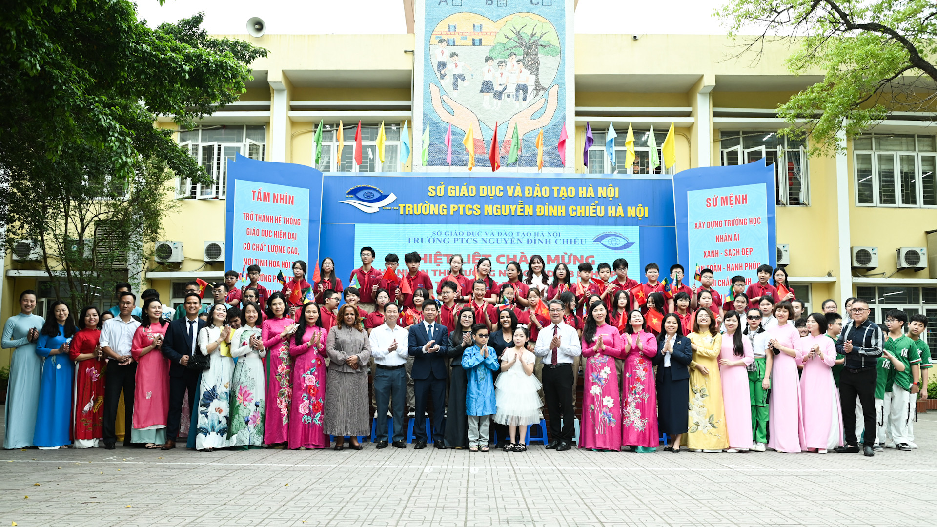[Foto] Cálido encuentro entre esposas de premieres de Vietnam y Etiopía con estudiantes con discapacidad visual de escuela Nguyen Dinh Chieu