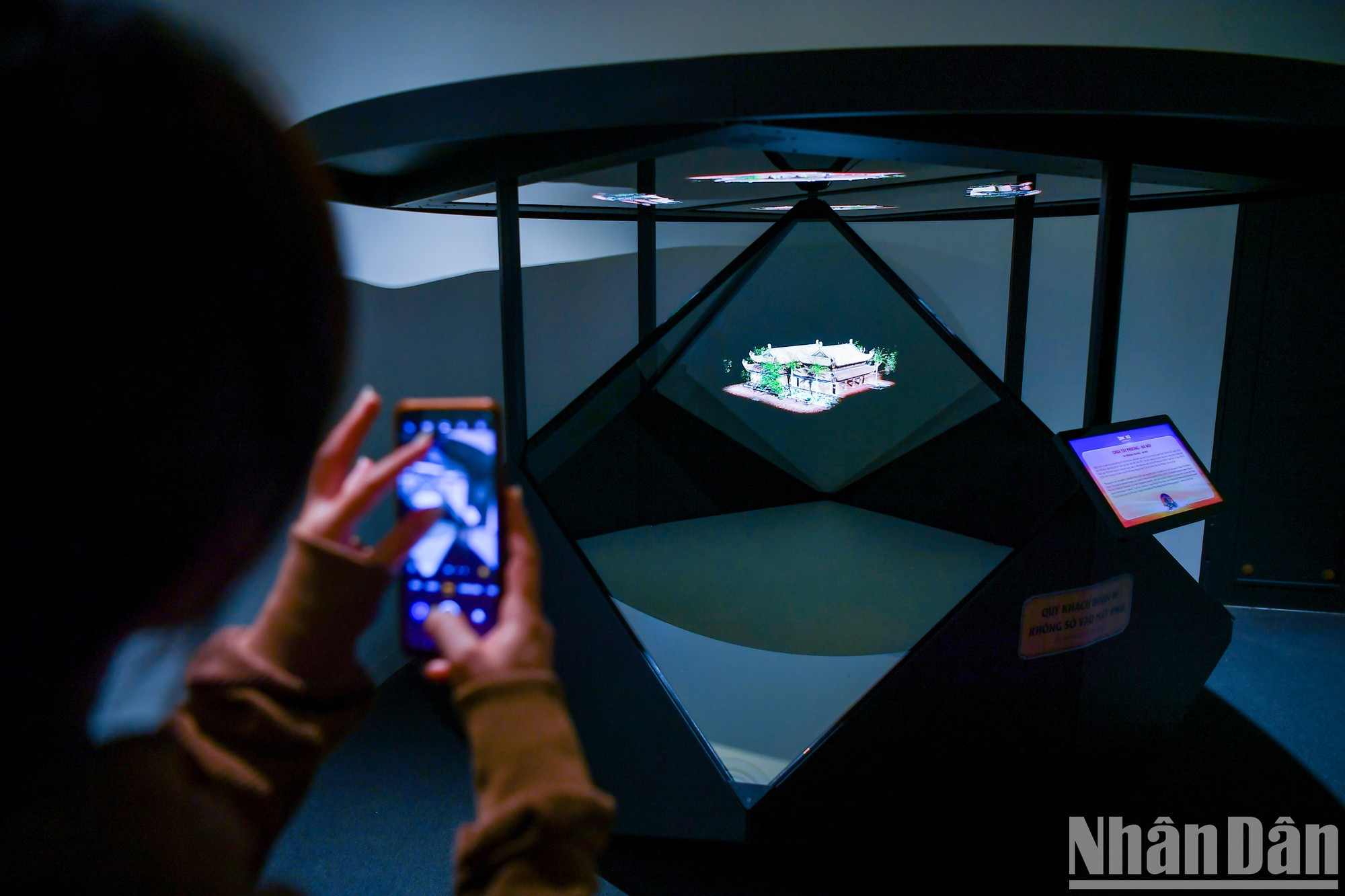 Los visitantes pueden admirar y explorar los famosos templos antiguos de Vietnam a través de la tecnología de los hologramas. Se trata de una herramienta que crea imágenes tridimensionales que flotan en el aire, permitiendo a los espectadores observar imágenes flotantes de 360 grados sin necesidad de una pantalla de proyección ni gafas especiales.