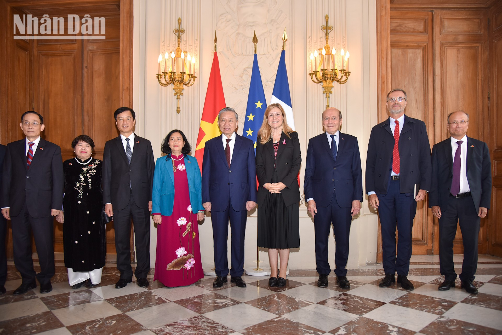 El secretario general del PCV y presidente de Vietnam, To Lam, la presidenta de la Asamblea Nacional francesa, Yaël Braun-Pivet, y los delegados se toman una foto.