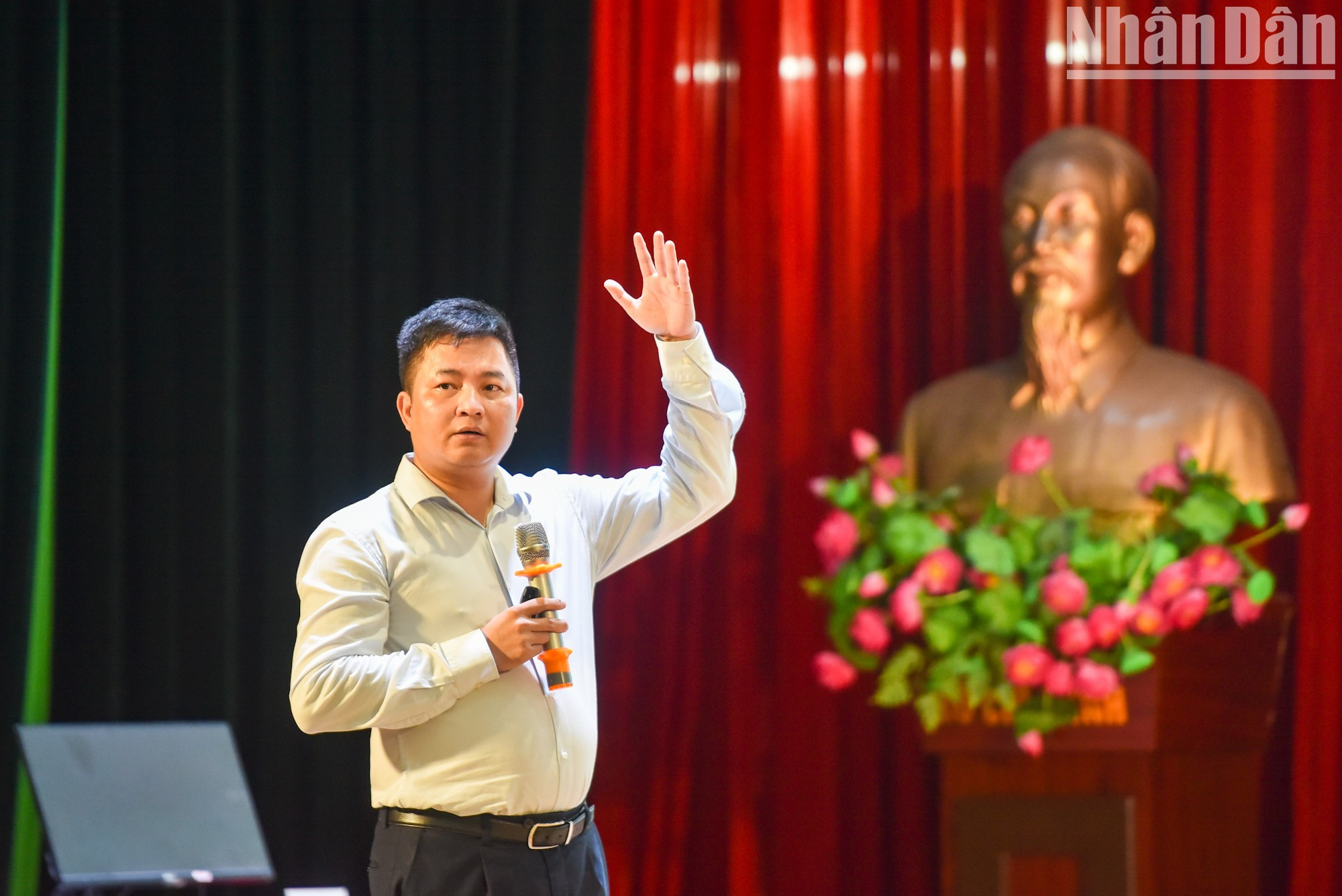 Tran Quang Dieu, director del Centro para la Aplicación de Tecnologías de la Información de la Academia Política Nacional Ho Chi Minh, interviene en el evento. Tran Quang Dieu, director del Centro para la Aplicación de Tecnologías de la Información de la Academia Política Nacional Ho Chi Minh, interviene en el evento.