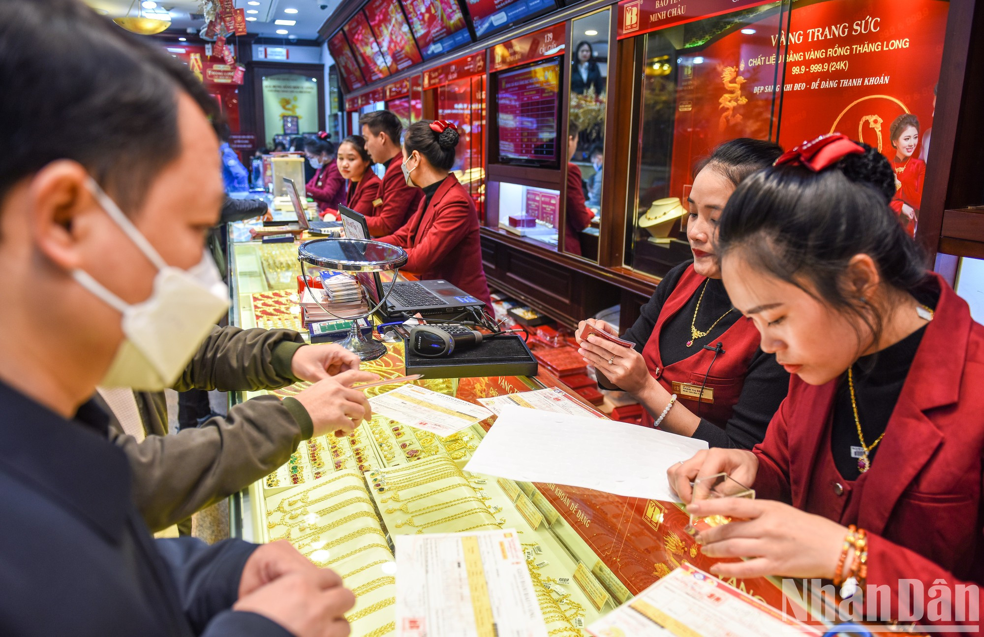 Además de oro SJC, muchos ciudadanos se interesan por joyas y anillos lisos. Además de oro SJC, muchos ciudadanos se interesan por joyas y anillos lisos.