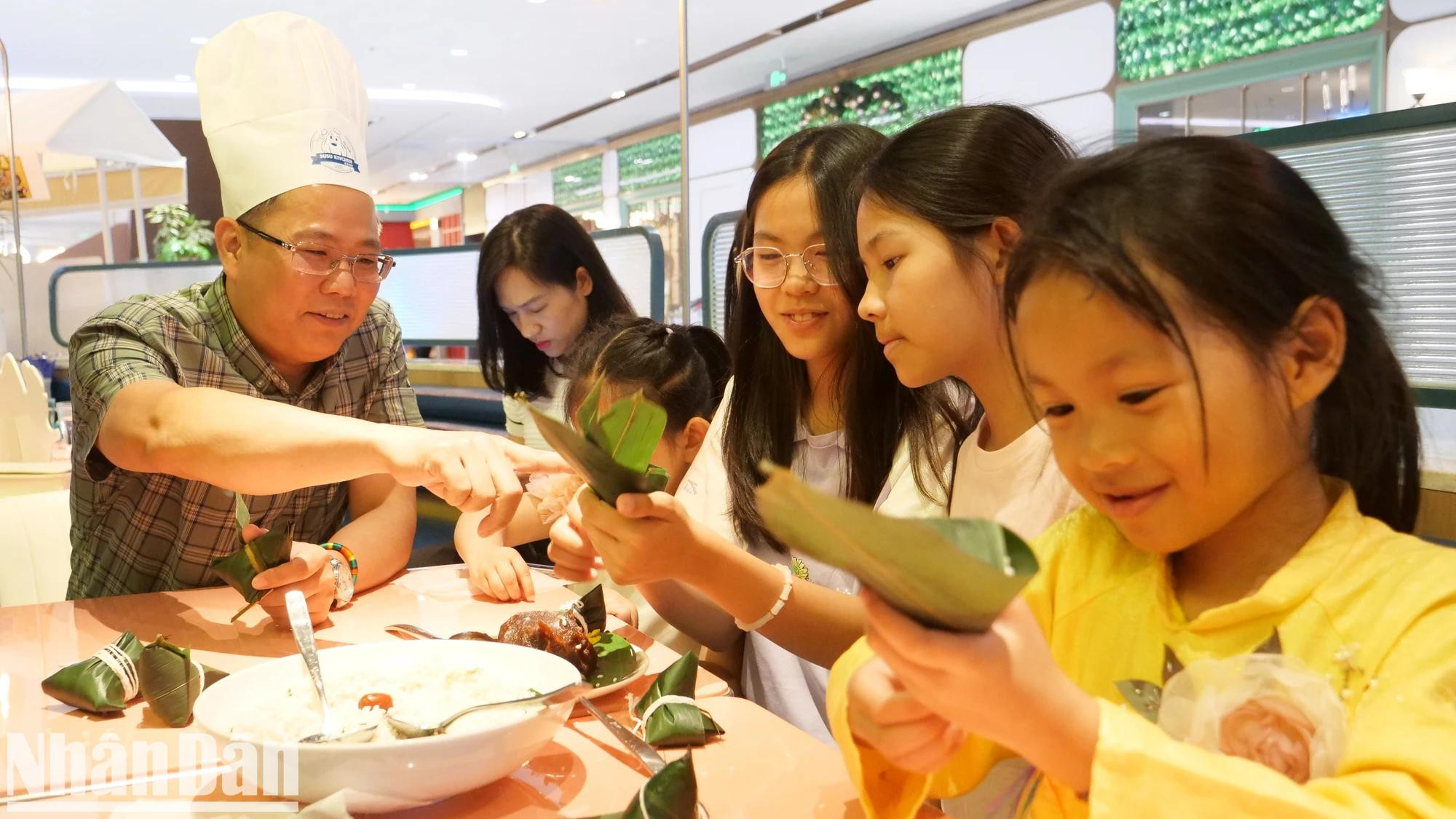 Elaborar “banh u” con motivo del Tet Doan Ngo es una costumbre ancestral para conmemorar al poeta patriótico Qu Yuan. Elaborar “banh u” con motivo del Tet Doan Ngo es una costumbre ancestral para conmemorar al poeta patriótico Qu Yuan.