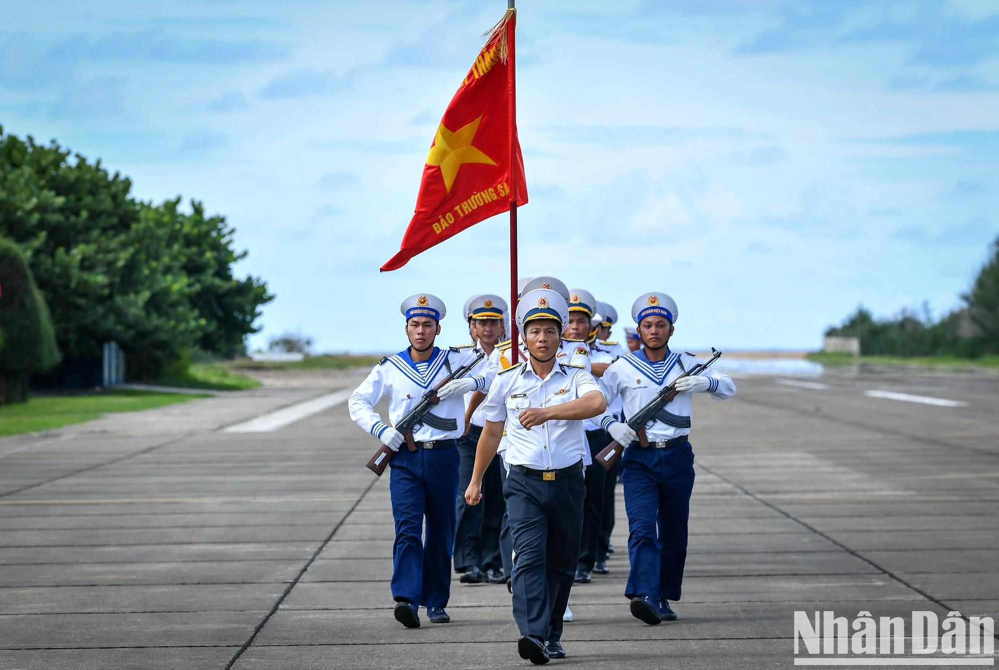 Tras la ceremonia de izamiento de la bandera, se celebra un desfile militar del Ejército Popular de Vietnam. Tras la ceremonia de izamiento de la bandera, se celebra un desfile militar del Ejército Popular de Vietnam.