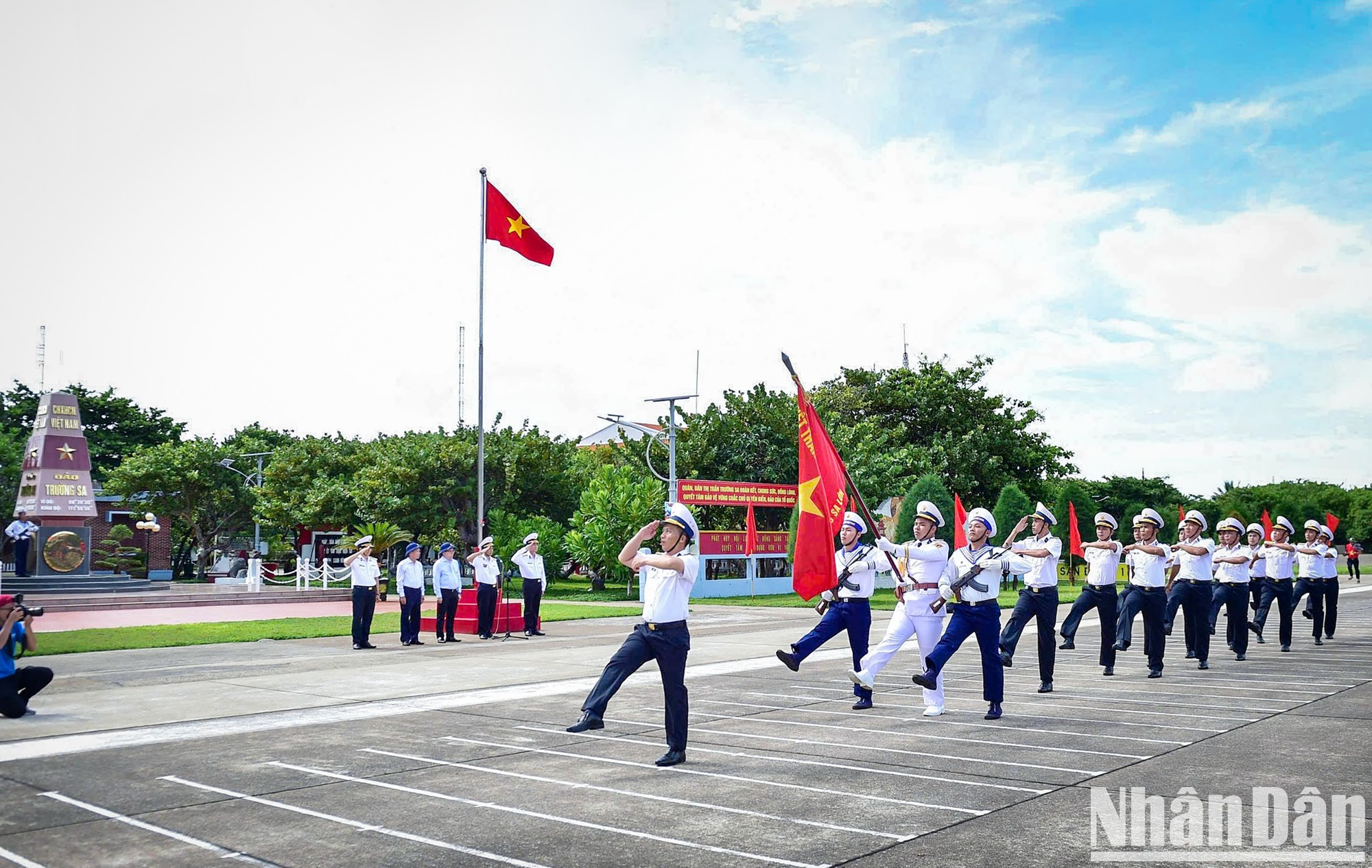 La guardia de honor entra en el escenario frente al hito de soberanía en el archipiélago de Truong Sa. La guardia de honor entra en el escenario frente al hito de soberanía en el archipiélago de Truong Sa.