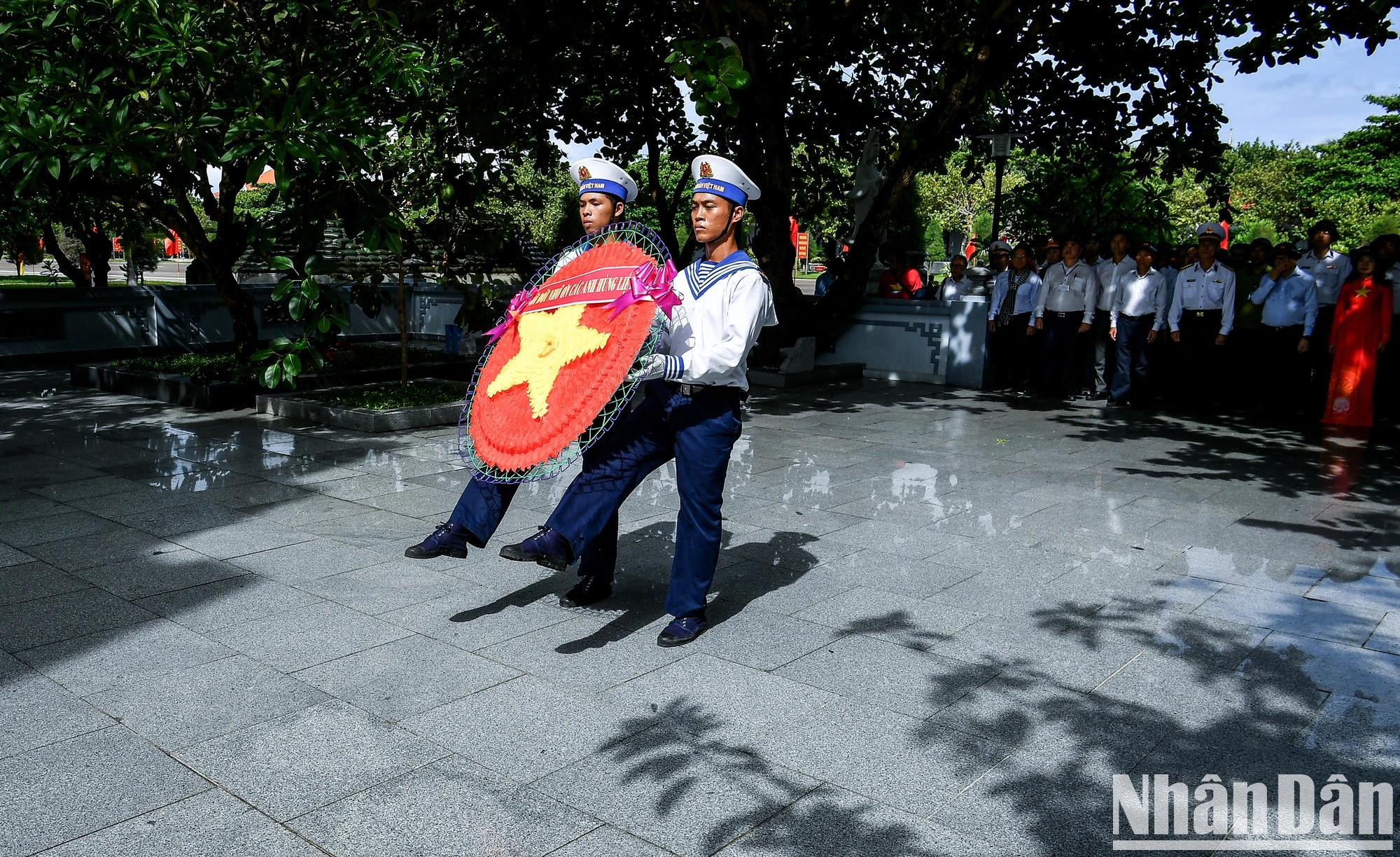Tras la ceremonia de izado de la bandera, el grupo de trabajo n.º 25 ofrece inciensos en el Monumento a los Héroes y Mártires y en la casa conmemorativa del Presidente Ho Chi Minh en el archipiélago. Tras la ceremonia de izado de la bandera, el grupo de trabajo n.º 25 ofrece inciensos en el Monumento a los Héroes y Mártires y en la casa conmemorativa del Presidente Ho Chi Minh en el archipiélago.