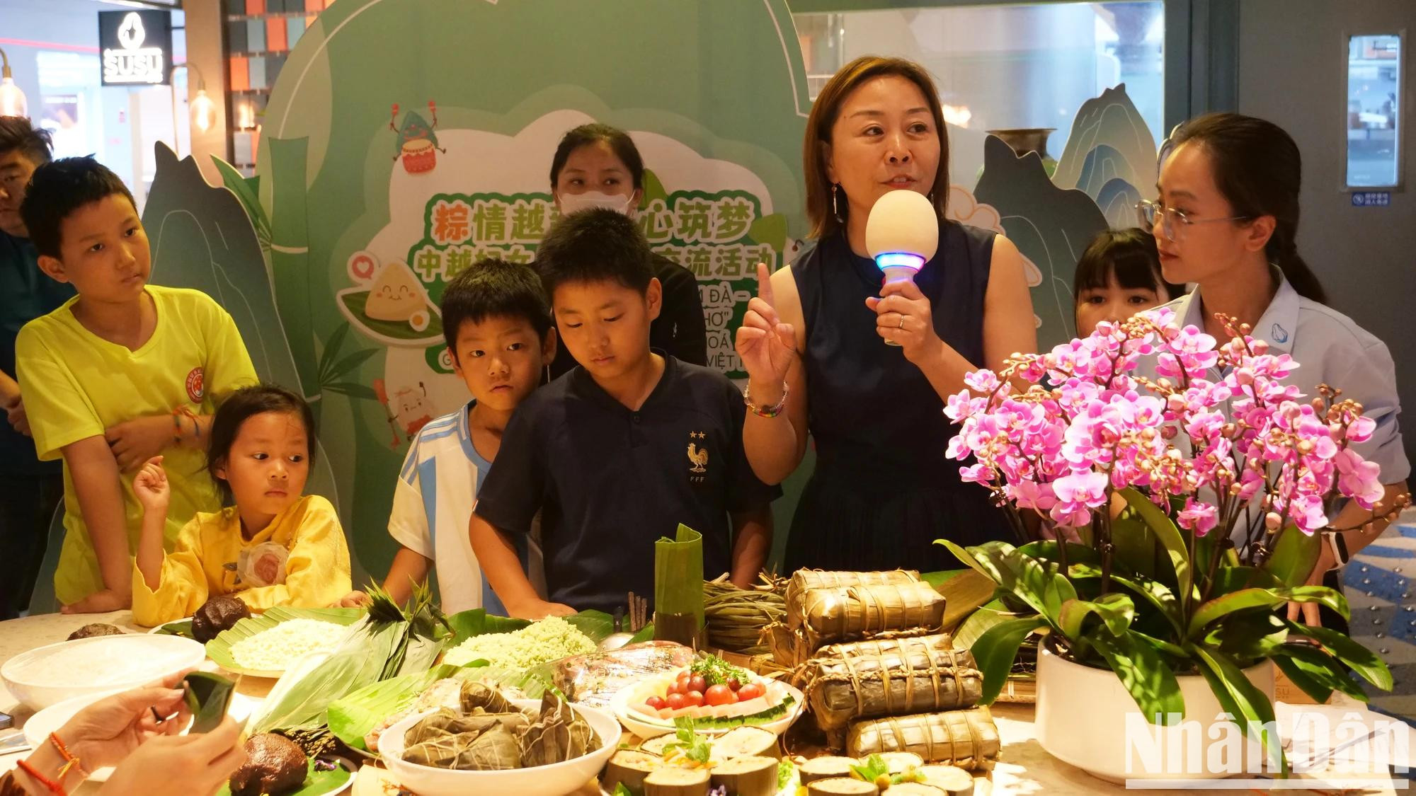 El representante del Comité Organizador presenta el origen y las costumbres del Tet Doan Ngo. El representante del Comité Organizador presenta el origen y las costumbres del Tet Doan Ngo.