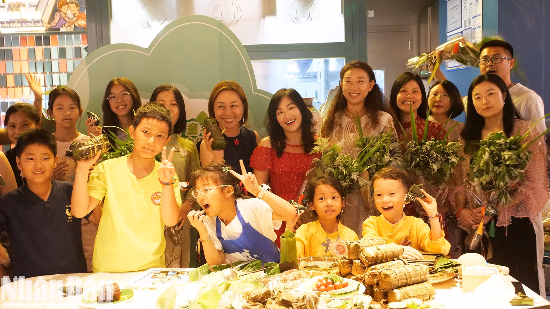 [Foto] Cálido programa de intercambio cultural para mujeres y niños vietnamitas y chinos