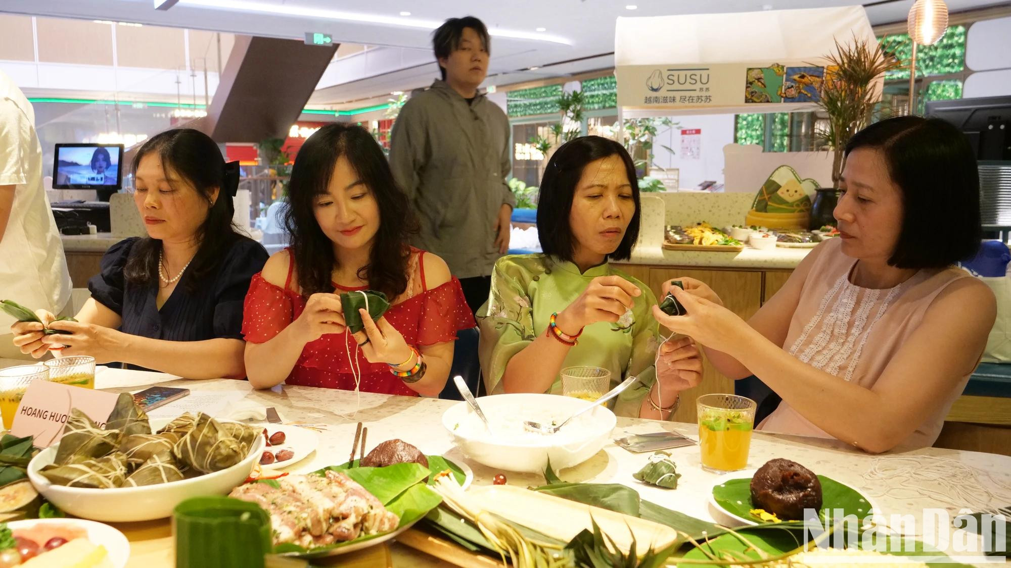 “Banh u”, un pastel tradicional chino, lleva como ingrediente principal el arroz glutinoso. El relleno puede ser de cacahuetes, dátiles rojos, judías verdes o carne, según el gusto de cada región. “Banh u”, un pastel tradicional chino, lleva como ingrediente principal el arroz glutinoso. El relleno puede ser de cacahuetes, dátiles rojos, judías verdes o carne, según el gusto de cada región.