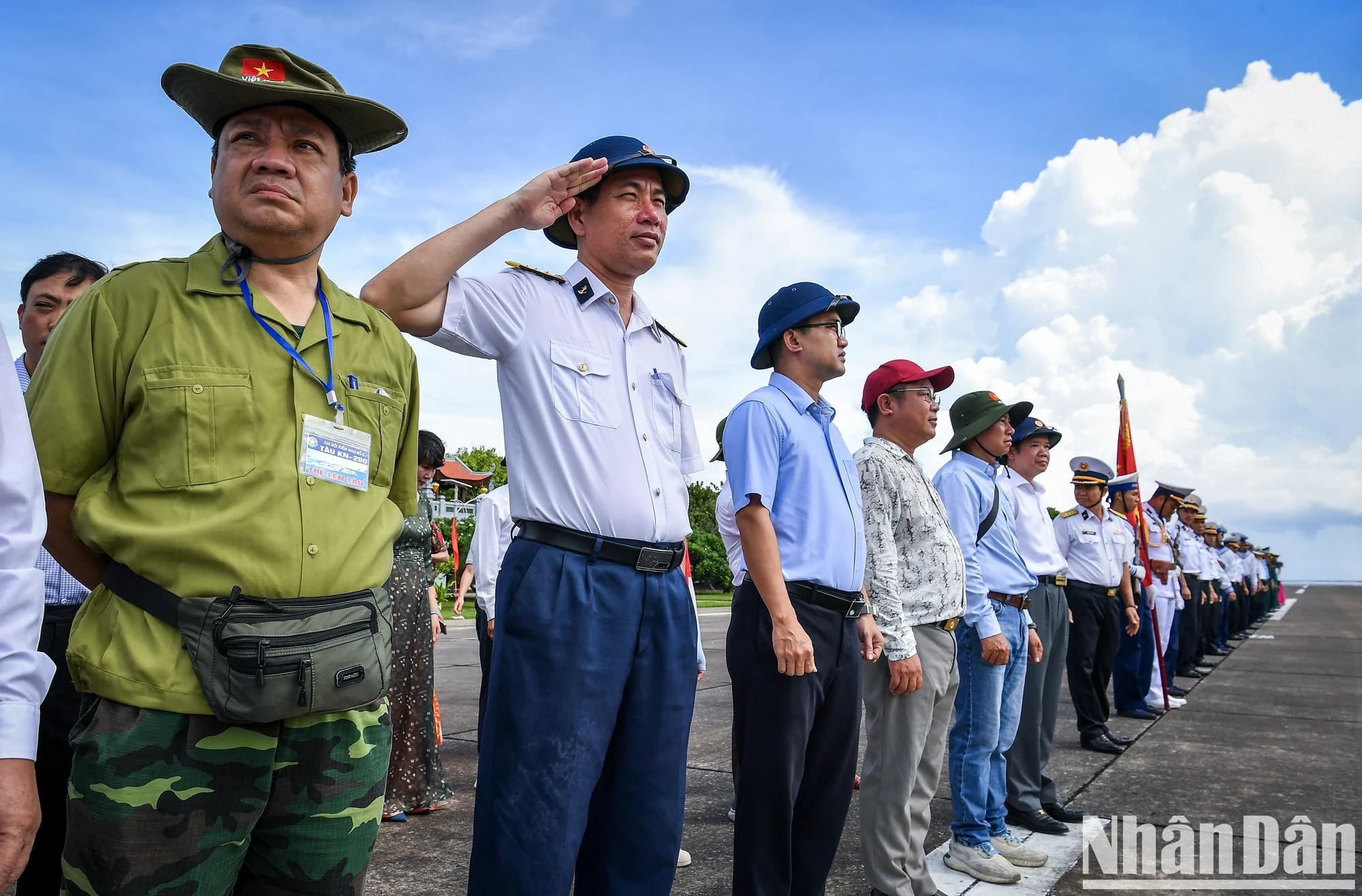 El periodista Nguyen Thanh Chau se emociona al presenciar esta ceremonia especial. El periodista Nguyen Thanh Chau se emociona al presenciar esta ceremonia especial.