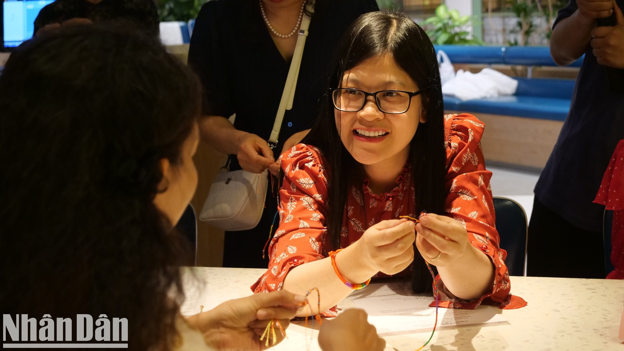 Con motivo del Tet Doan Ngo, los padres atan hilos de cinco colores en las muñecas y tobillos de sus hijos para ahuyentar la mala suerte y rezar por la paz y la salud. Con motivo del Tet Doan Ngo, los padres atan hilos de cinco colores en las muñecas y tobillos de sus hijos para ahuyentar la mala suerte y rezar por la paz y la salud.