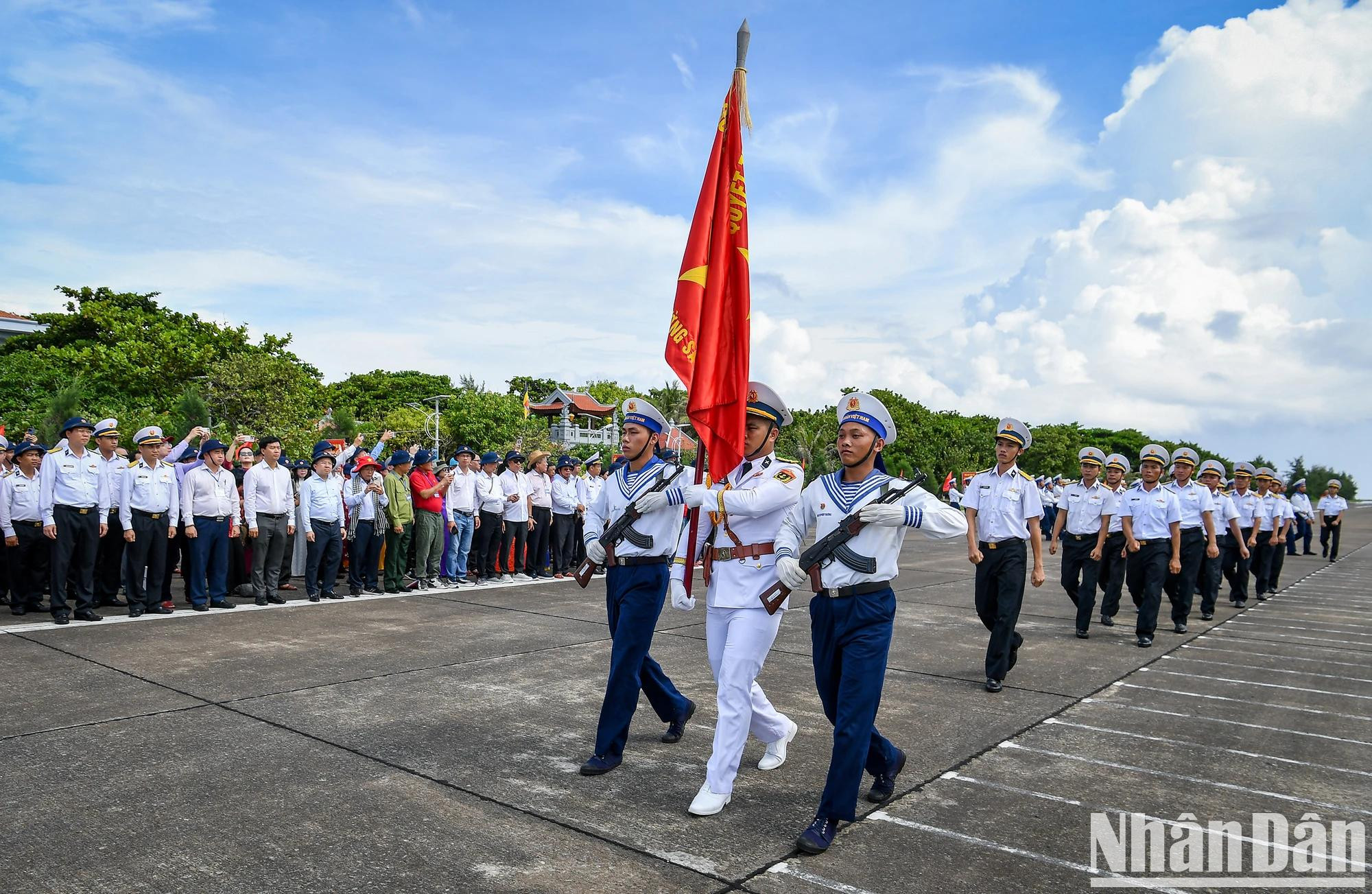 Cien periodistas de todo el país presencian con orgullo la ceremonia especial de izado de la bandera en la isla de Truong Sa Lon. Cien periodistas de todo el país presencian con orgullo la ceremonia especial de izado de la bandera en la isla de Truong Sa Lon.