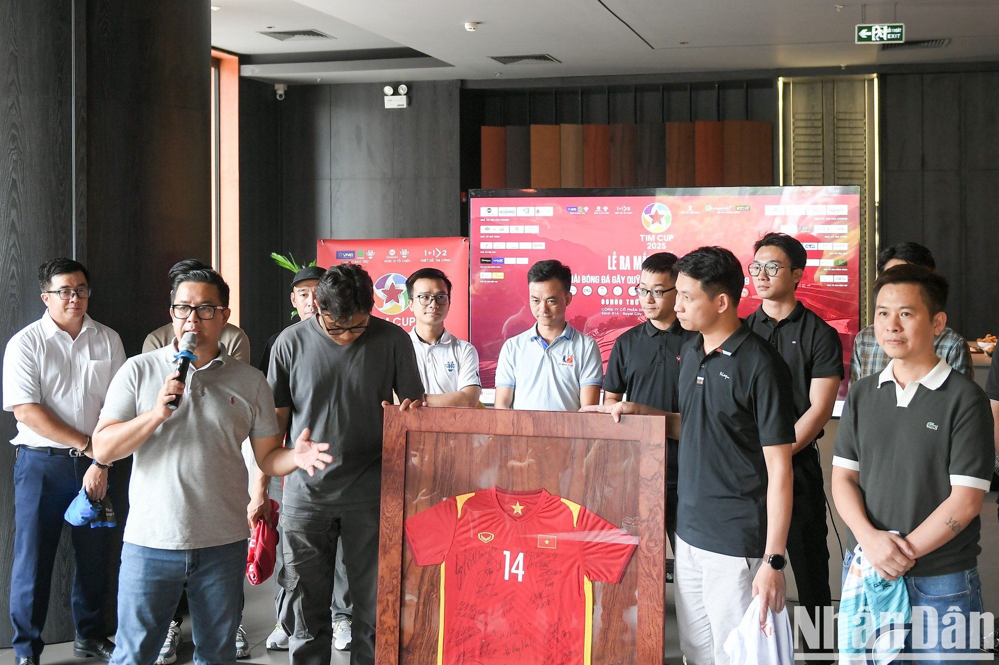 La camiseta número 14 del jugador Hoang Duc, con las firmas de los miembros de la Selección Nacional de Vietnam, fue donada al torneo para su subasta y recaudar fondos para la construcción de escuelas en las tierras altas. La camiseta número 14 del jugador Hoang Duc, con las firmas de los miembros de la Selección Nacional de Vietnam, fue donada al torneo para su subasta y recaudar fondos para la construcción de escuelas en las tierras altas.