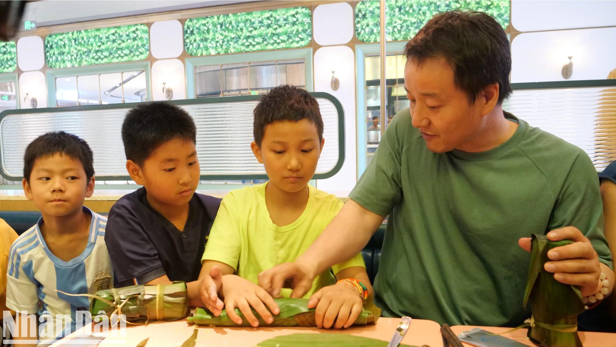Una familia china experimenta la elaboración de “banh chung” vietnamita. Una familia china experimenta la elaboración de “banh chung” vietnamita.