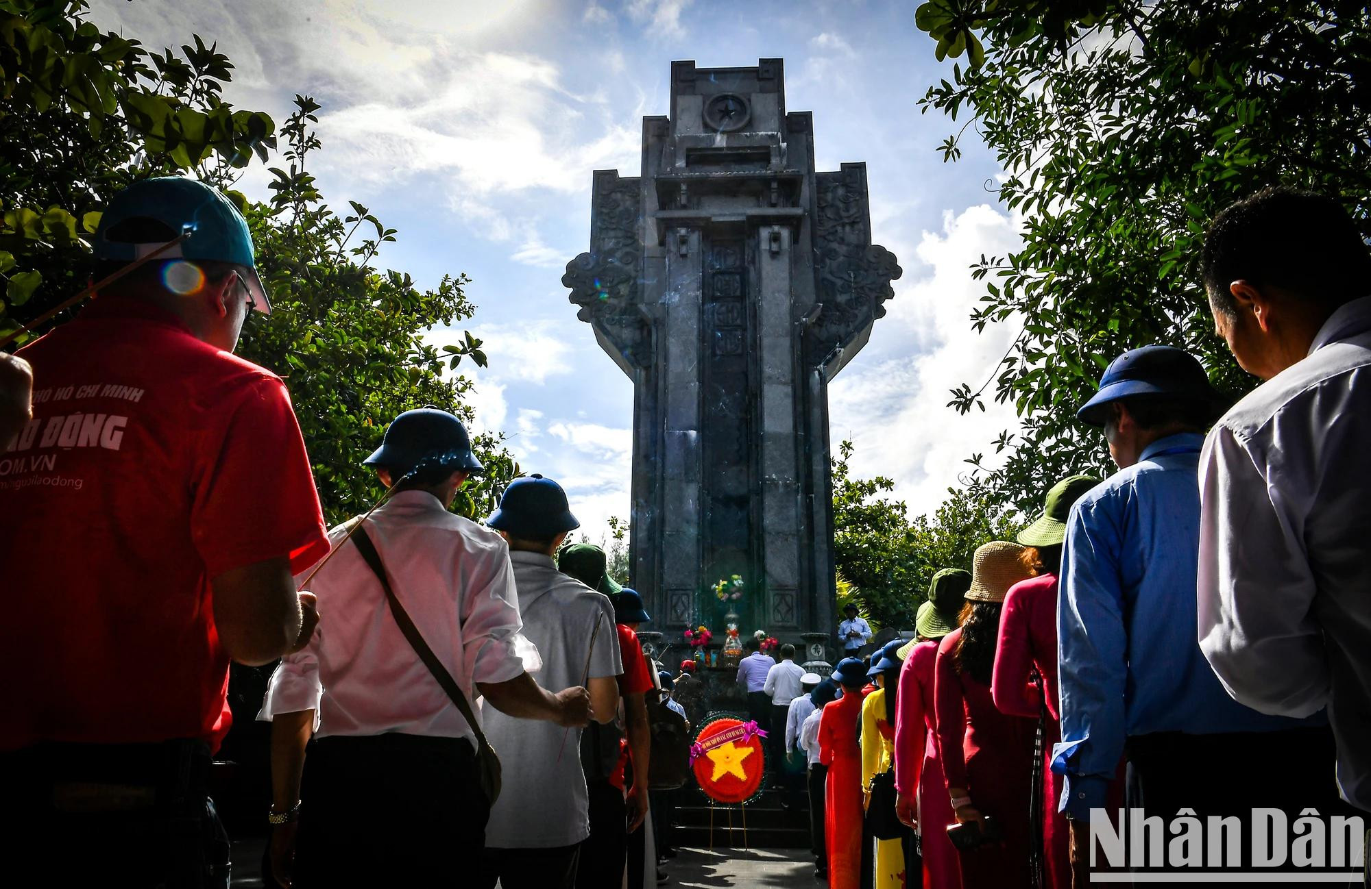 Los delegados guardan un minuto de silencio en memoria de los héroes y mártires que sacrificaron sus vidas para proteger la sagrada soberanía del mar y las islas de la Patria. Los delegados guardan un minuto de silencio en memoria de los héroes y mártires que sacrificaron sus vidas para proteger la sagrada soberanía del mar y las islas de la Patria.