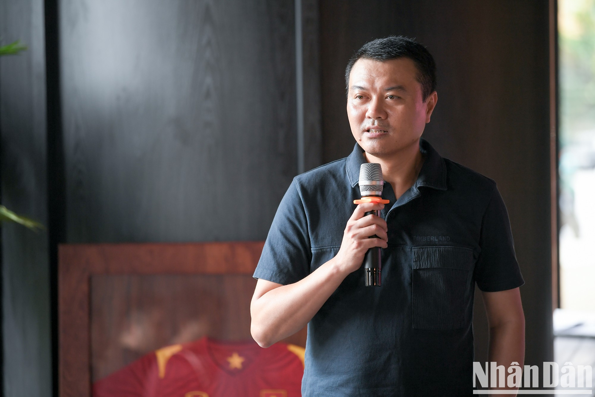 Nguyen Kim Nghia, subjefe del Departamento de secretaría y editor del periódico Nhan Dan (Pueblo), expresa su opinión. Nguyen Kim Nghia, subjefe del Departamento de secretaría y editor del periódico Nhan Dan (Pueblo), expresa su opinión.