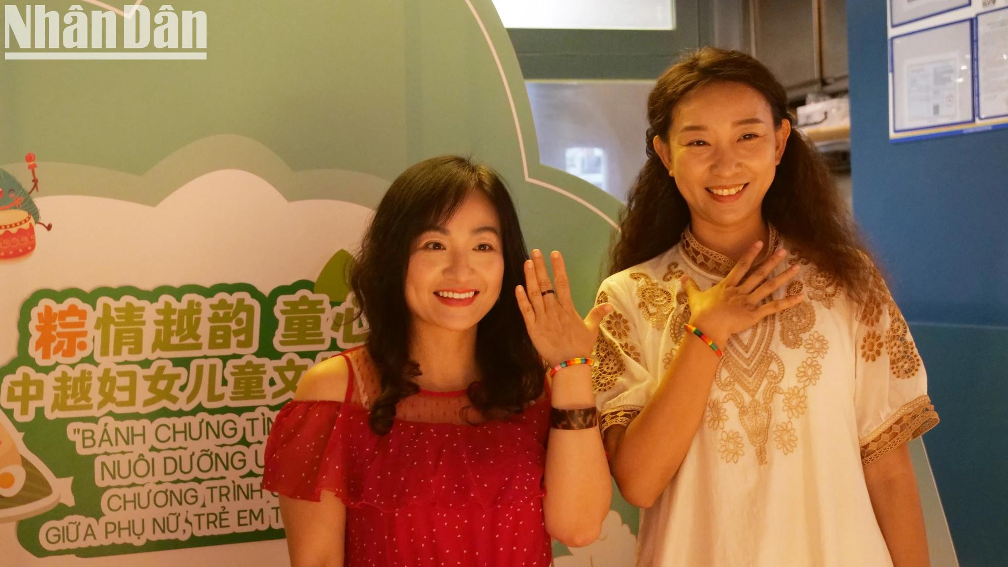 Justo después de la primera lluvia tras el Tet Doan Ngo, se arrojan al río hilos de cinco colores para que el agua arrastre todo lo malo y promueva la prosperidad durante todo el año. Justo después de la primera lluvia tras el Tet Doan Ngo, se arrojan al río hilos de cinco colores para que el agua arrastre todo lo malo y promueva la prosperidad durante todo el año.