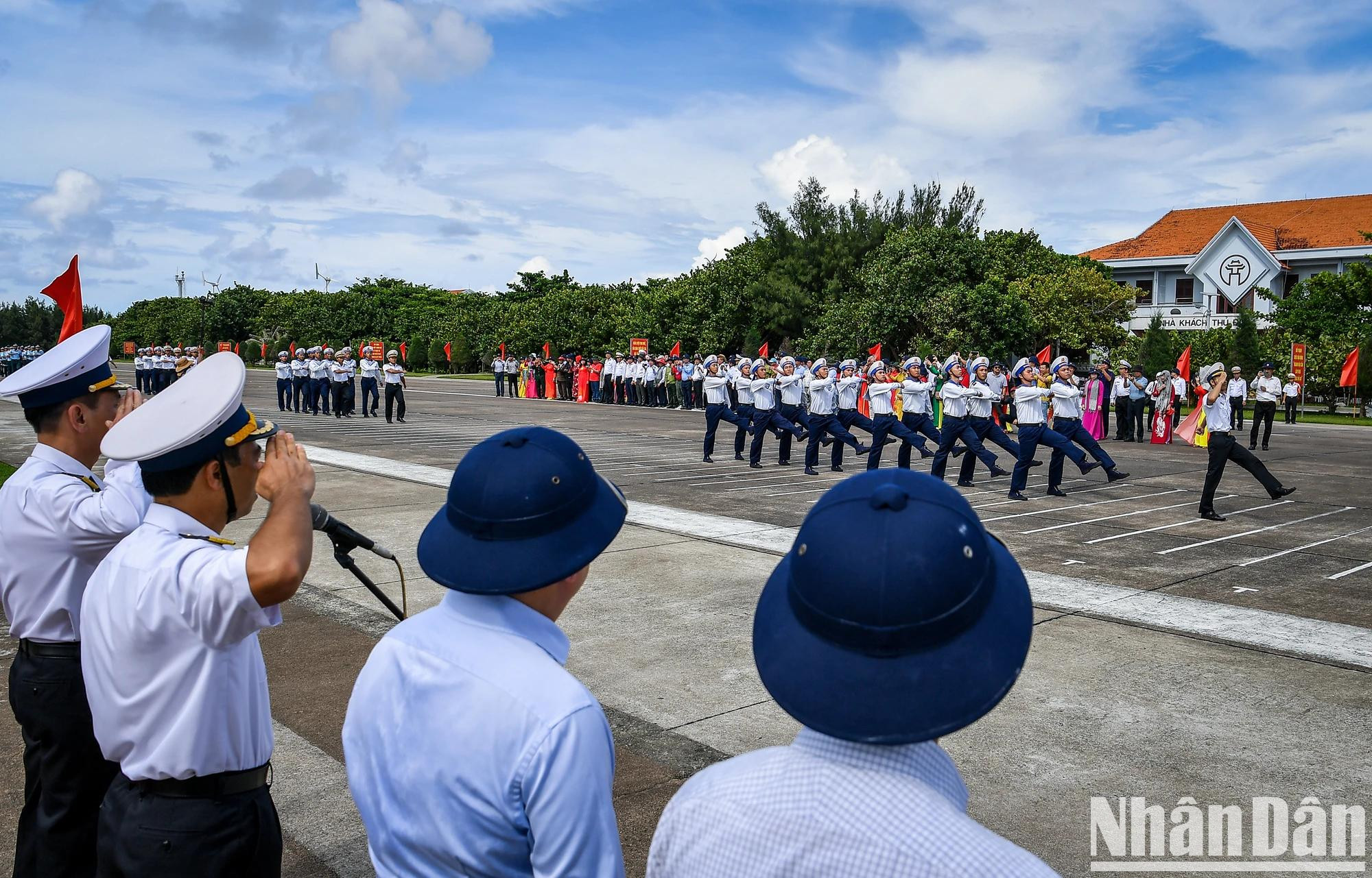 El desfile de oficiales y soldados en el archipiélago de Truong Sa se desarrolla en un ambiente solemne. El desfile de oficiales y soldados en el archipiélago de Truong Sa se desarrolla en un ambiente solemne.
