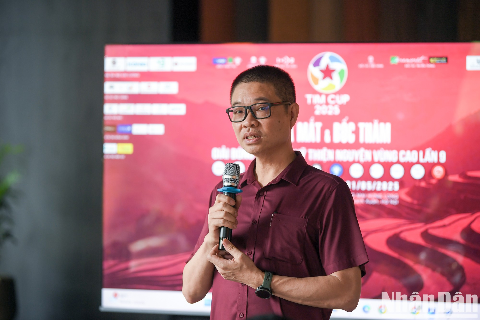 El profesor asociado y doctor Vu Hong Cuong, vicepresidente de la Asociación de muebles de interior de Vietnam, interviene en el evento. El profesor asociado y doctor Vu Hong Cuong, vicepresidente de la Asociación de muebles de interior de Vietnam, interviene en el evento.