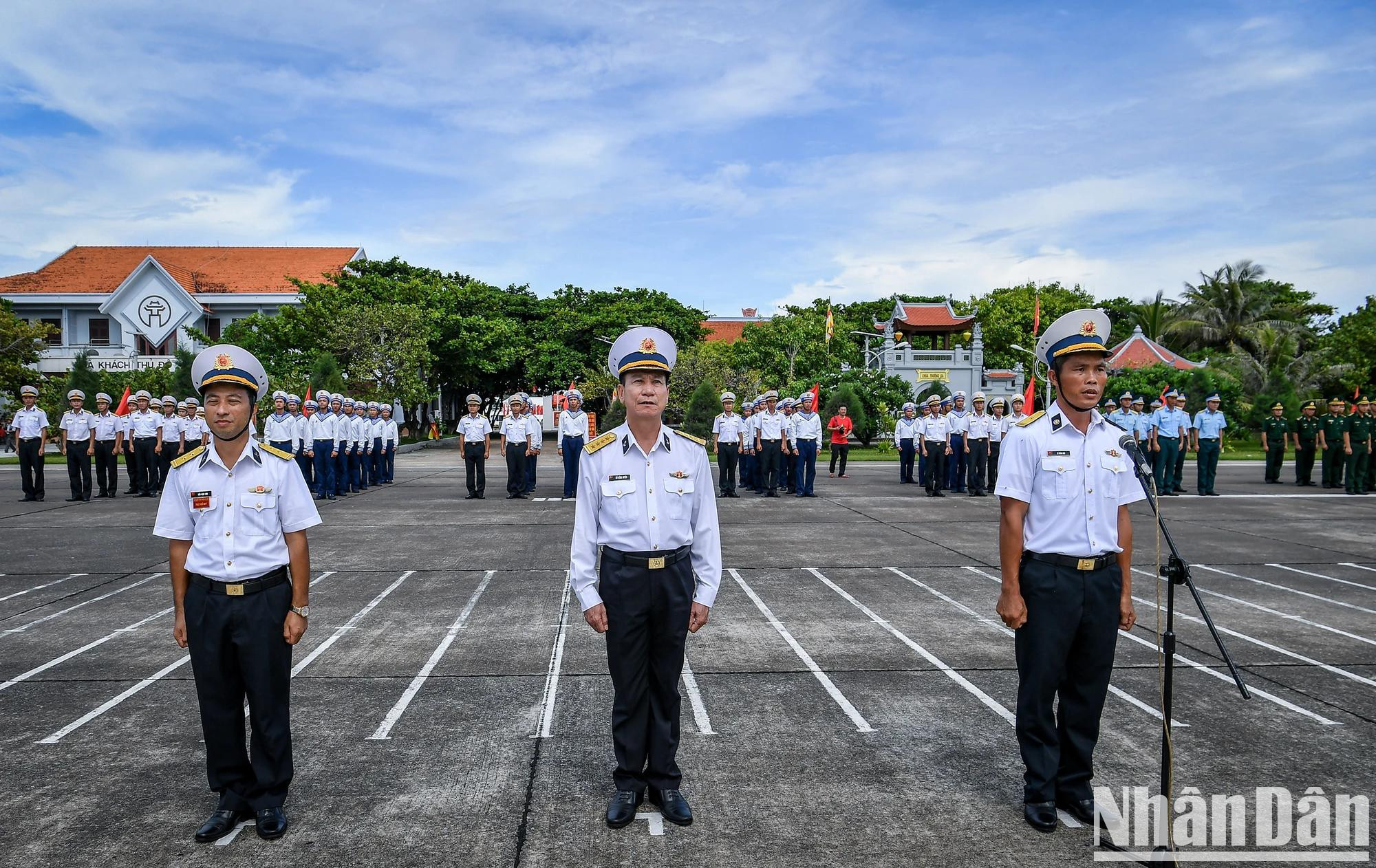 En el solemne ambiente de la ceremonia de izado de la bandera en Truong Sa, el coronel Do Hong Duyen, comisario político adjunto de la Región 2 y jefe de la delegación, preside el acto. En el solemne ambiente de la ceremonia de izado de la bandera en Truong Sa, el coronel Do Hong Duyen, comisario político adjunto de la Región 2 y jefe de la delegación, preside el acto.