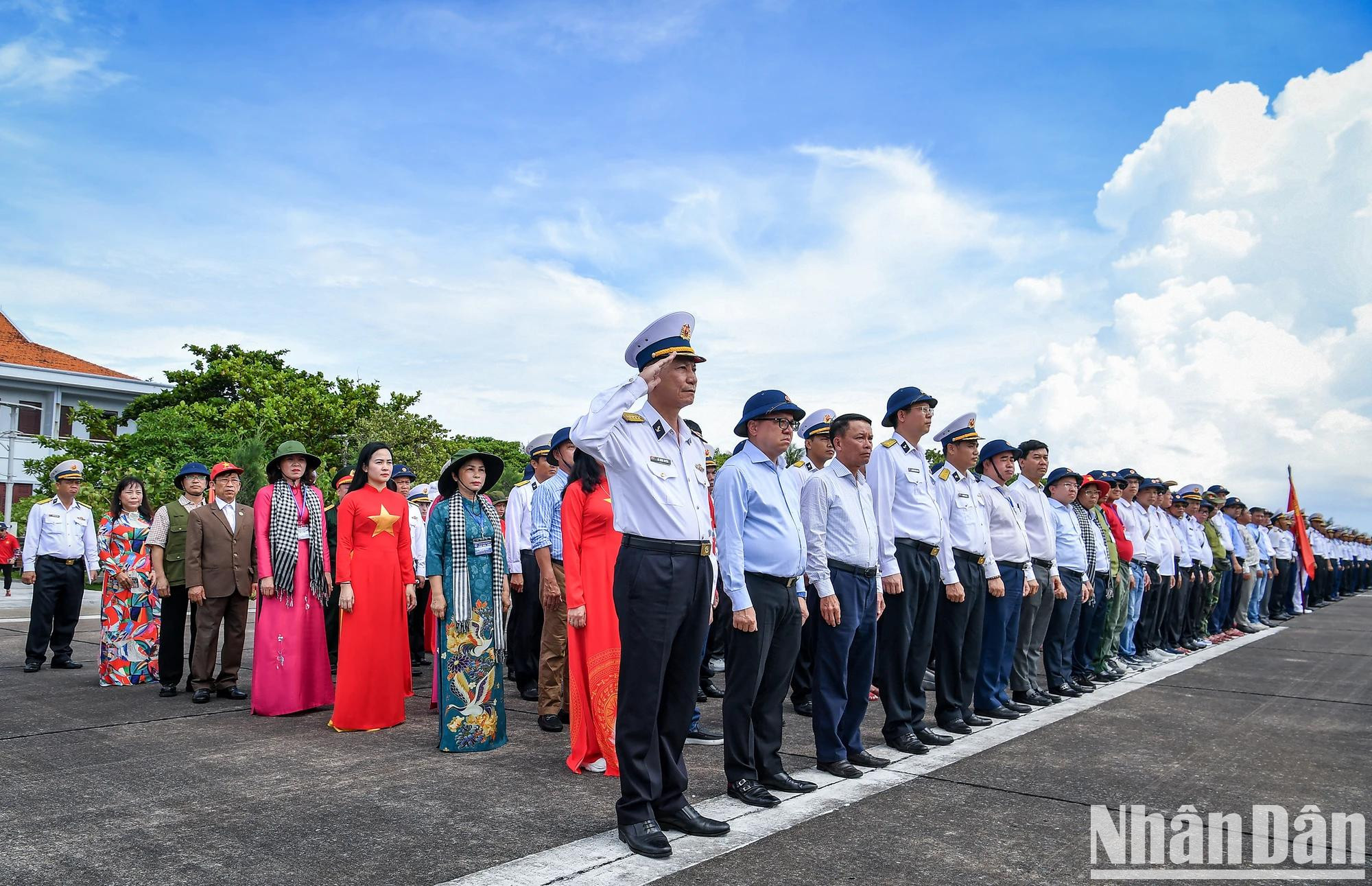 Oficiales, soldados de Truong Sa y delegados en la ceremonia de izado de la bandera. Oficiales, soldados de Truong Sa y delegados en la ceremonia de izado de la bandera.