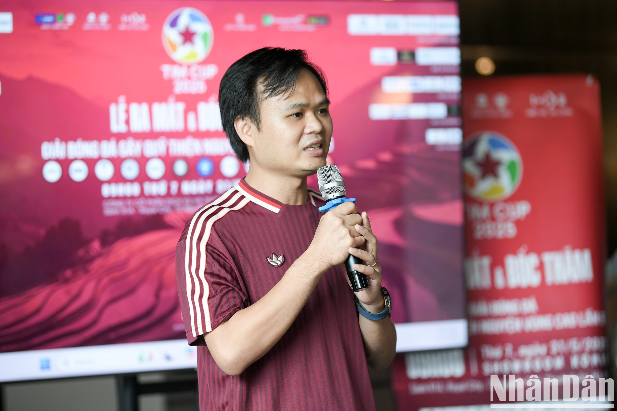 El arquitecto Dong Minh Hau, fundador y director del Comité Organizador de TIM CUP 2025, presenta sobre la competición. El arquitecto Dong Minh Hau, fundador y director del Comité Organizador de TIM CUP 2025, presenta sobre la competición.
