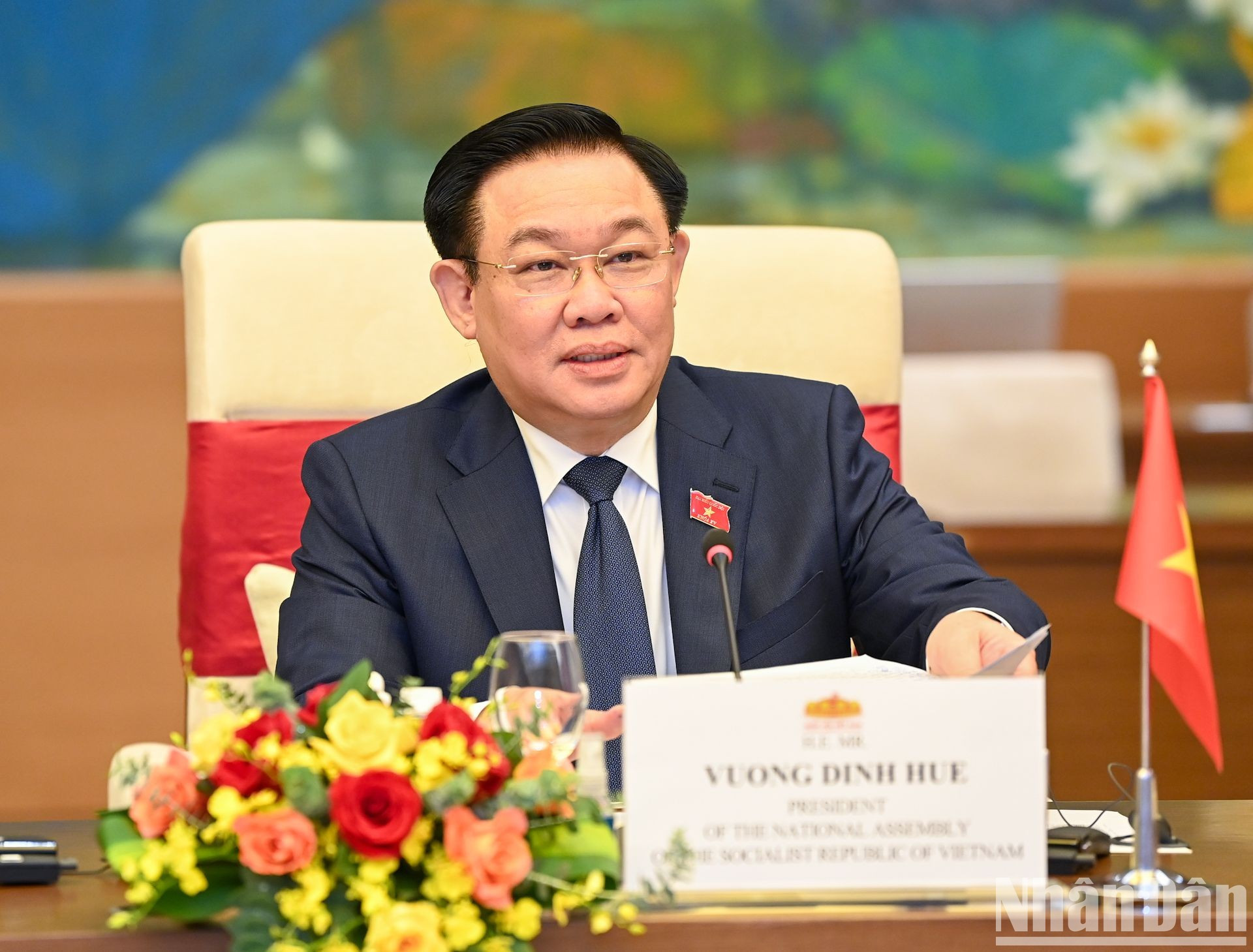 Dinh Hue interviene en el acto.