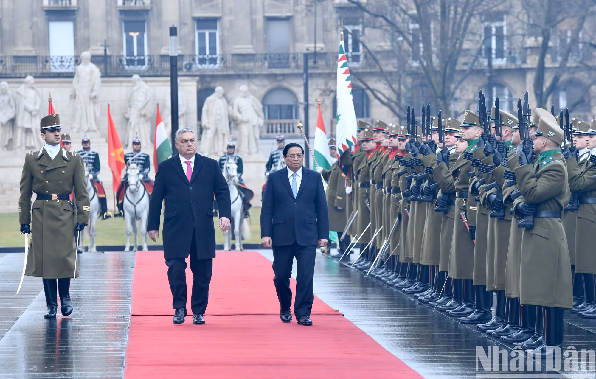 Los dirigentes revisan la guardia de honor del Ejército de Hungría.