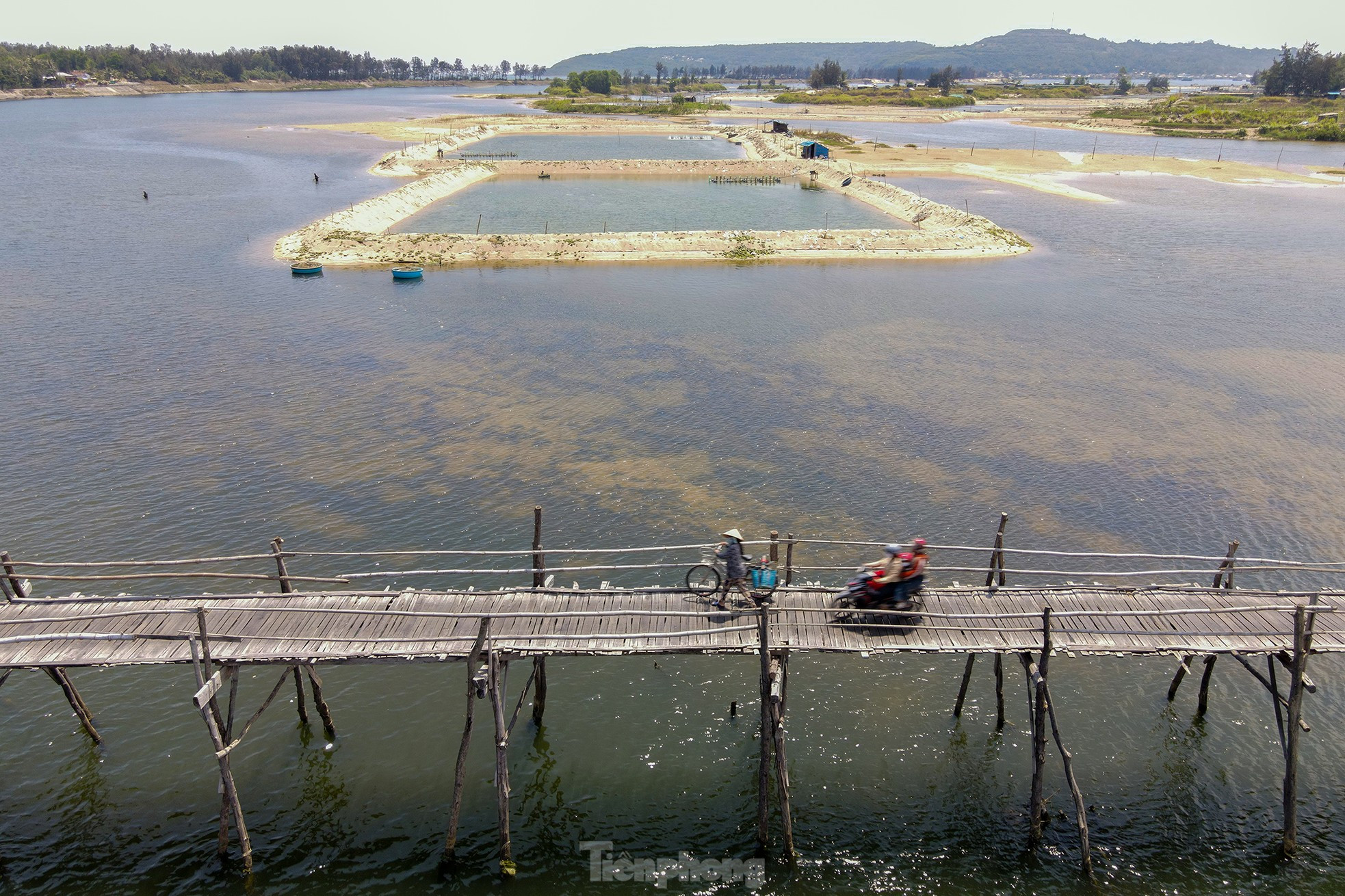 El puente de madera de Ong Cop se presta a imágenes de postal como ésta.