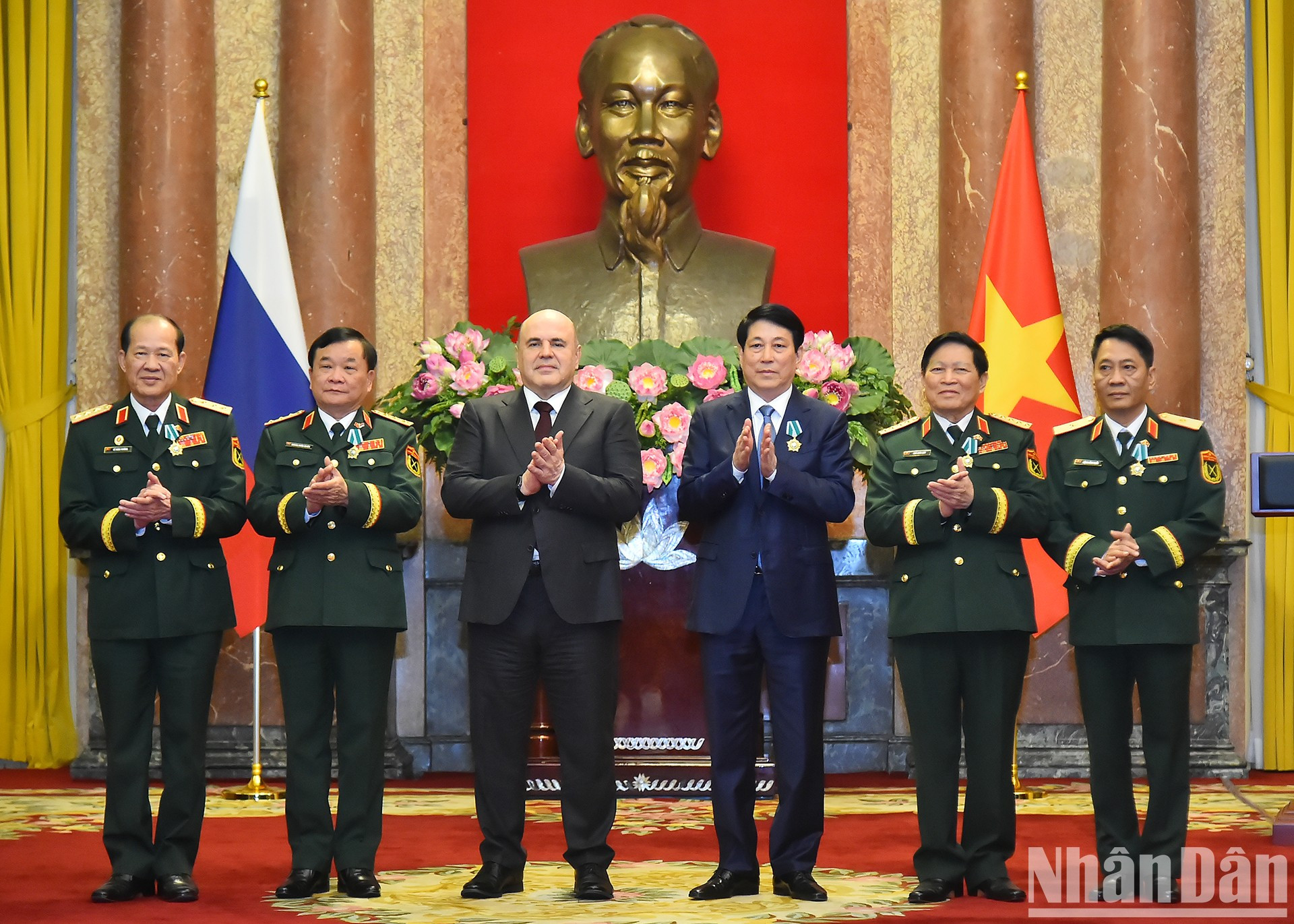 El presidente vietnamita, Luong Cuong, el primer ministro ruso, Mijail Vladimirovich Mishustin, y los delegados en la ceremonia. El presidente vietnamita, Luong Cuong, el primer ministro ruso, Mijail Vladimirovich Mishustin, y los delegados en la ceremonia.
