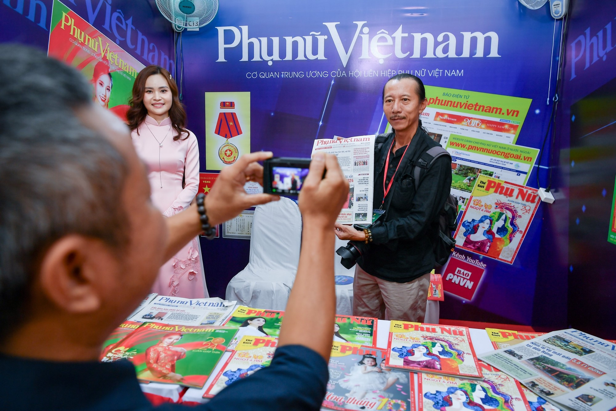 El Periódico Mujeres de Vietnam. El Periódico Mujeres de Vietnam.