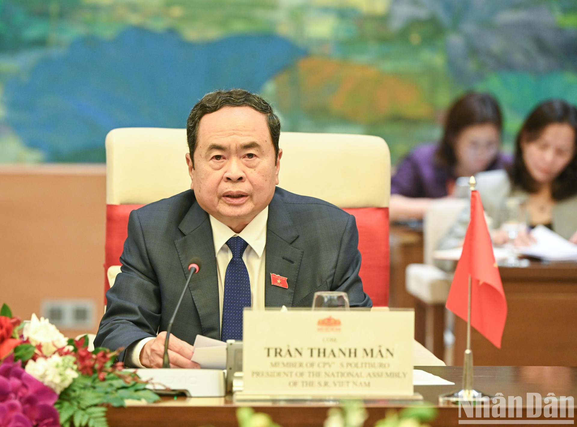 El máximo dirigente legislativo vietnamita habla en la reunión.