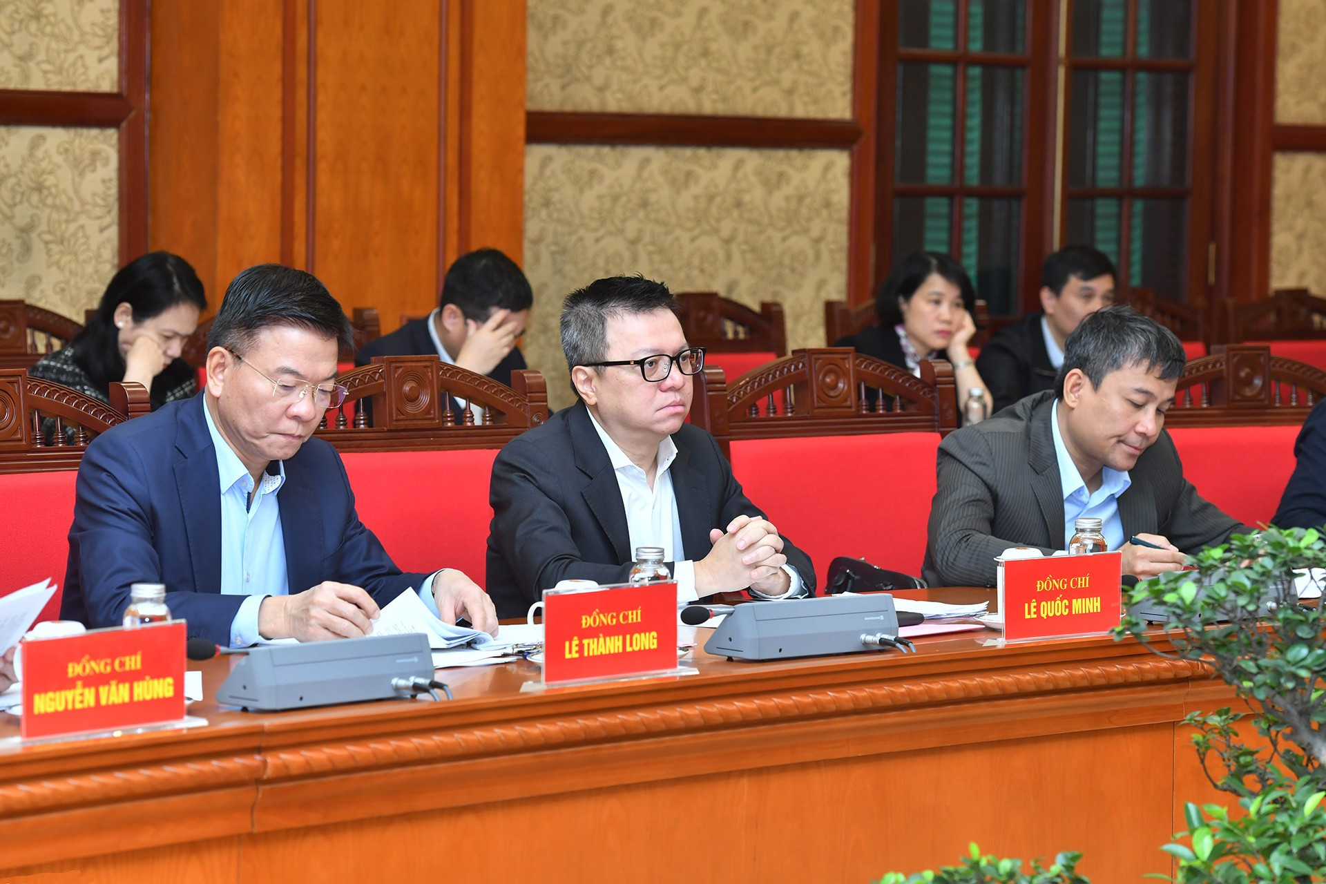 Le Quoc Minh, miembro del Comité Central del PCV, presidente-editor del periódico Nhan Dan (Pueblo) y subjefe de la Comisión de Propaganda y Movilización de Masas, y titular de la Asociación de Periodistas del país, y los delegados. Le Quoc Minh, miembro del Comité Central del PCV, presidente-editor del periódico Nhan Dan (Pueblo) y subjefe de la Comisión de Propaganda y Movilización de Masas, y titular de la Asociación de Periodistas del país, y los delegados.