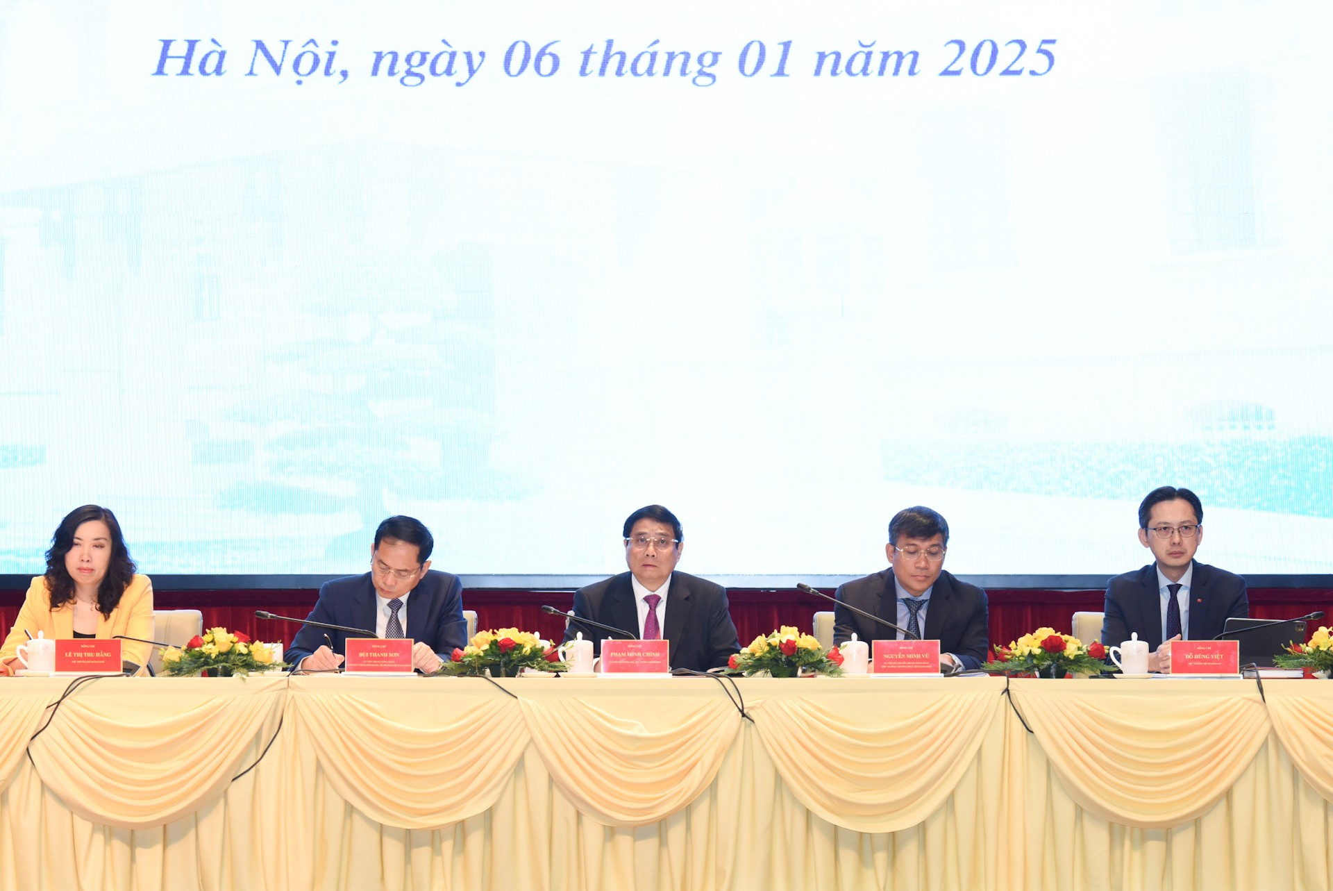 El premier vietnamita, Pham Minh Chinh, y los dirigentes del Ministerio de Relaciones Exteriores presiden el evento. El premier vietnamita, Pham Minh Chinh, y los dirigentes del Ministerio de Relaciones Exteriores presiden el evento.