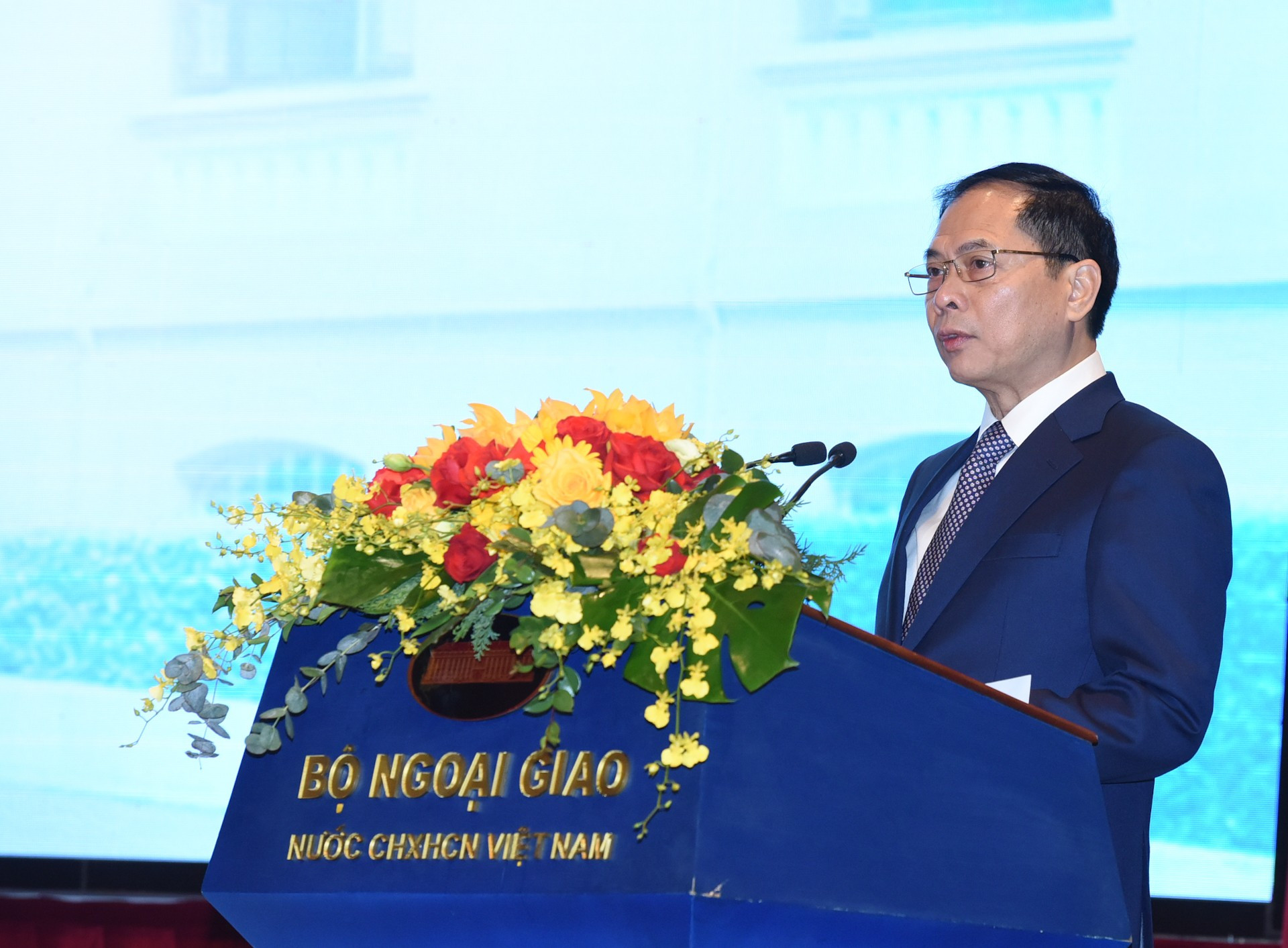 El viceprimer ministro y canciller vietnamita, Bui Thanh Son, pronuncia un discurso de apertura. El viceprimer ministro y canciller vietnamita, Bui Thanh Son, pronuncia un discurso de apertura.