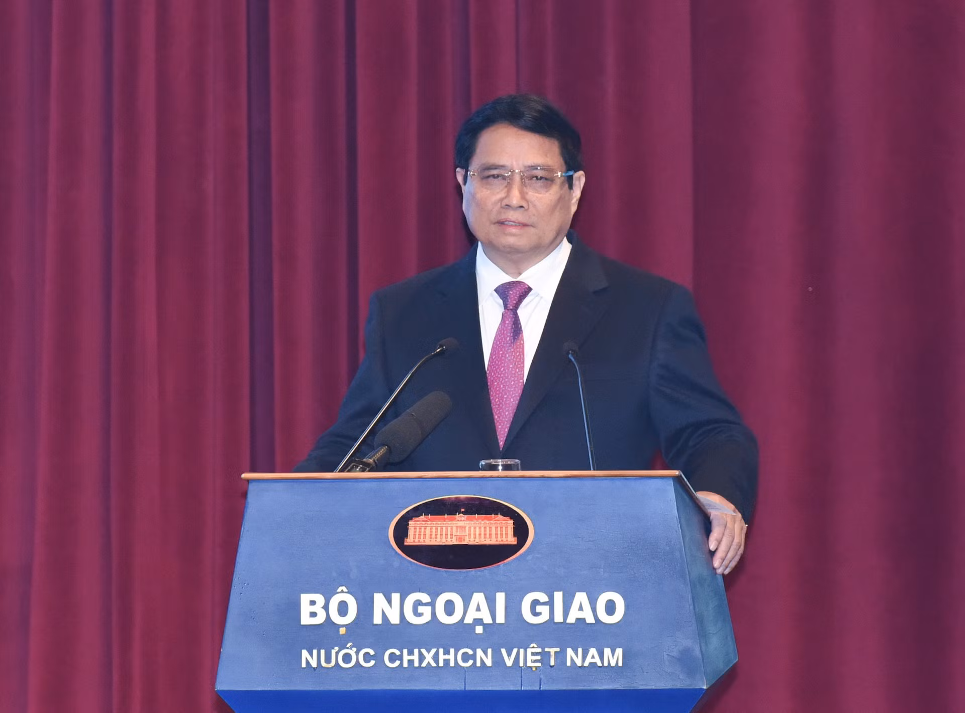 El primer ministro vietnamita, Pham Minh Chinh, pronuncia un discurso.
