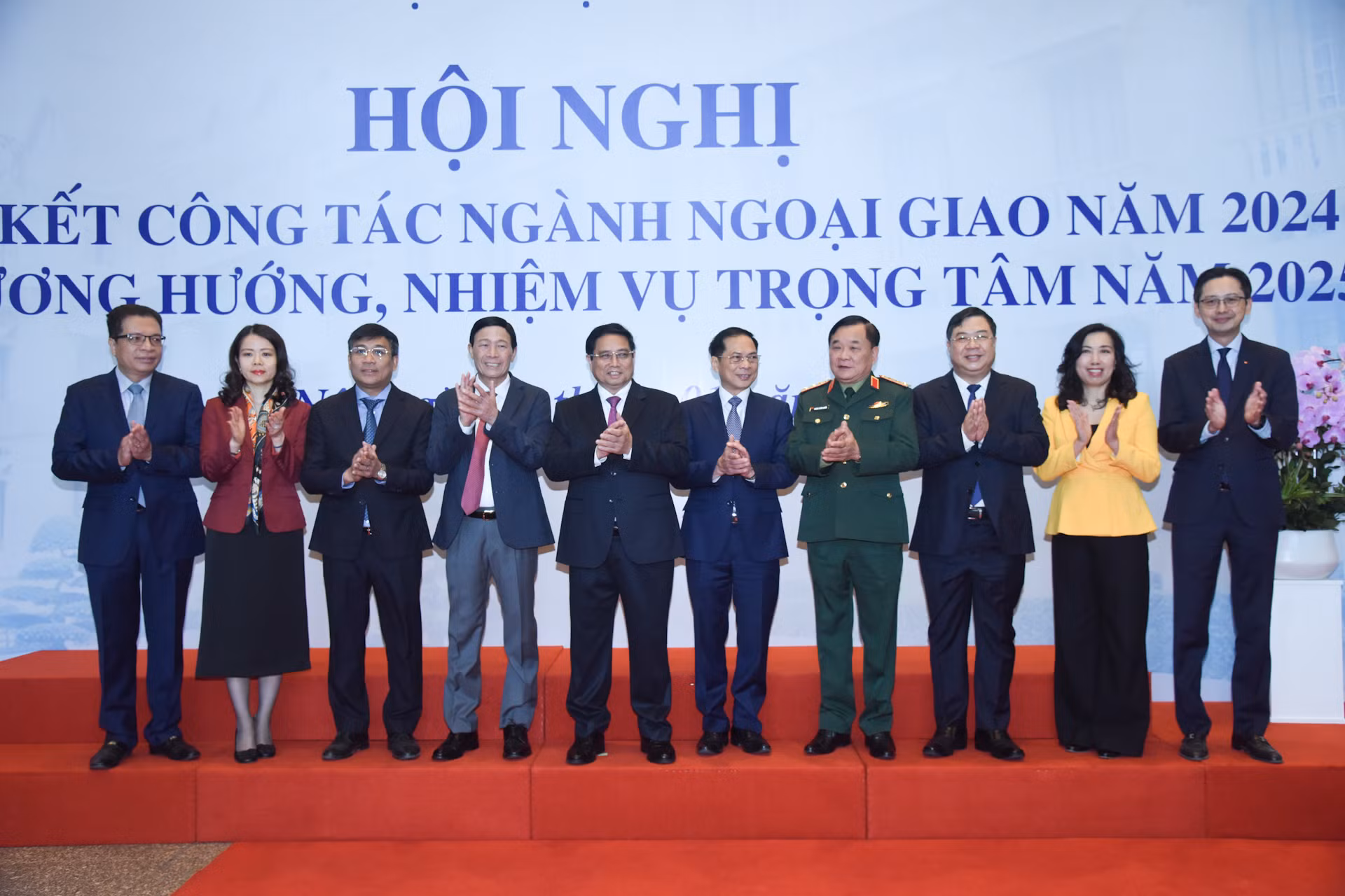 [Foto] Premier vietnamita asiste a conferencia para desplegar tareas del sector de relaciones exteriores en 2025