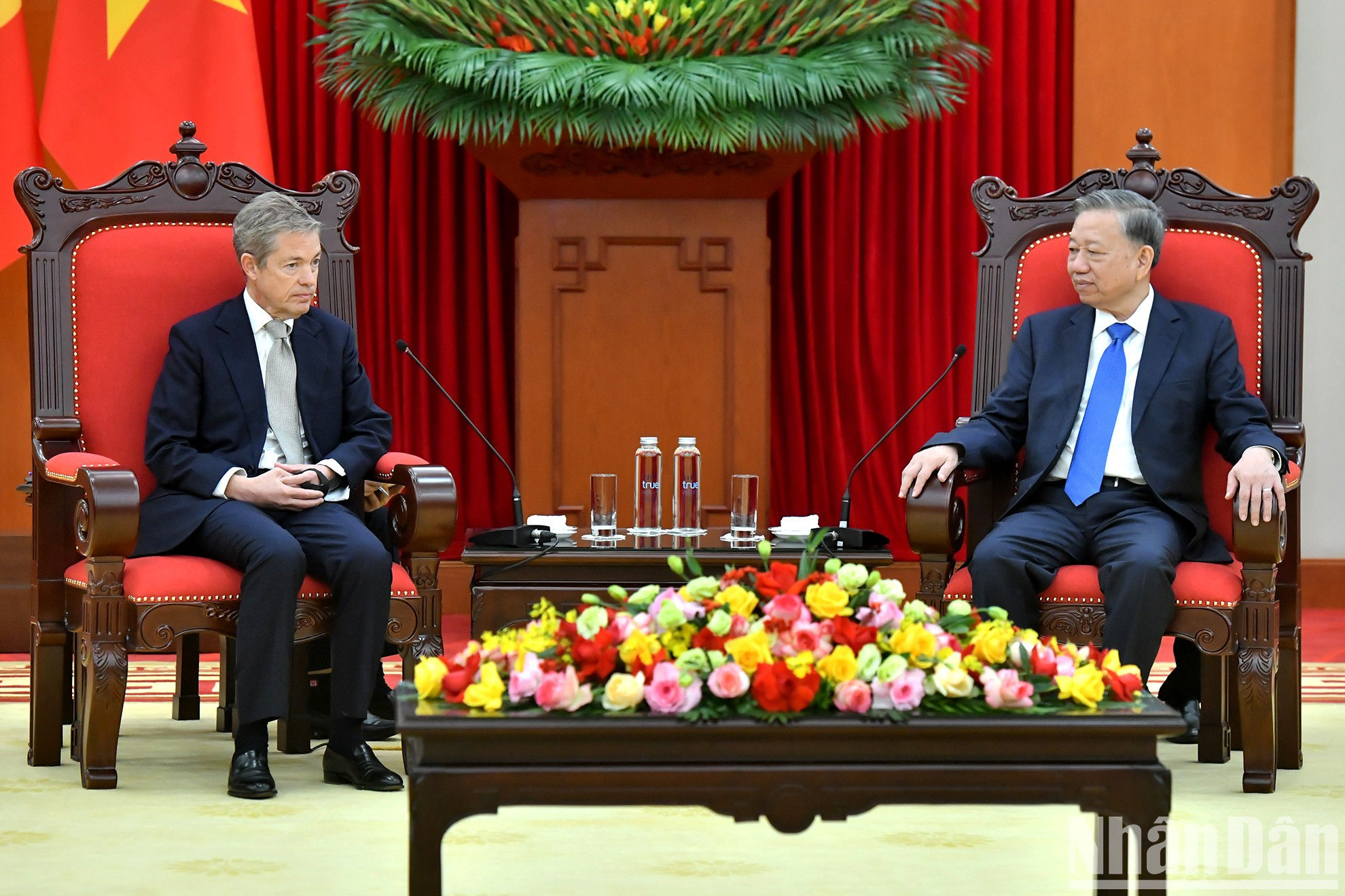 El secretario general del Partido Comunista de Vietnam, To Lam, recibe a Nicholas Berggruen, fundador y presidente de la empresa de inversión Berggruen Holdings y del Instituto Berggruen. El secretario general del Partido Comunista de Vietnam, To Lam, recibe a Nicholas Berggruen, fundador y presidente de la empresa de inversión Berggruen Holdings y del Instituto Berggruen.