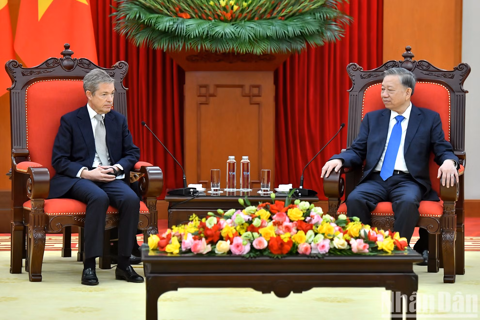 El secretario general del Partido Comunista de Vietnam, To Lam, recibe a Nicholas Berggruen, fundador y presidente de la empresa de inversión Berggruen Holdings y del Instituto Berggruen.