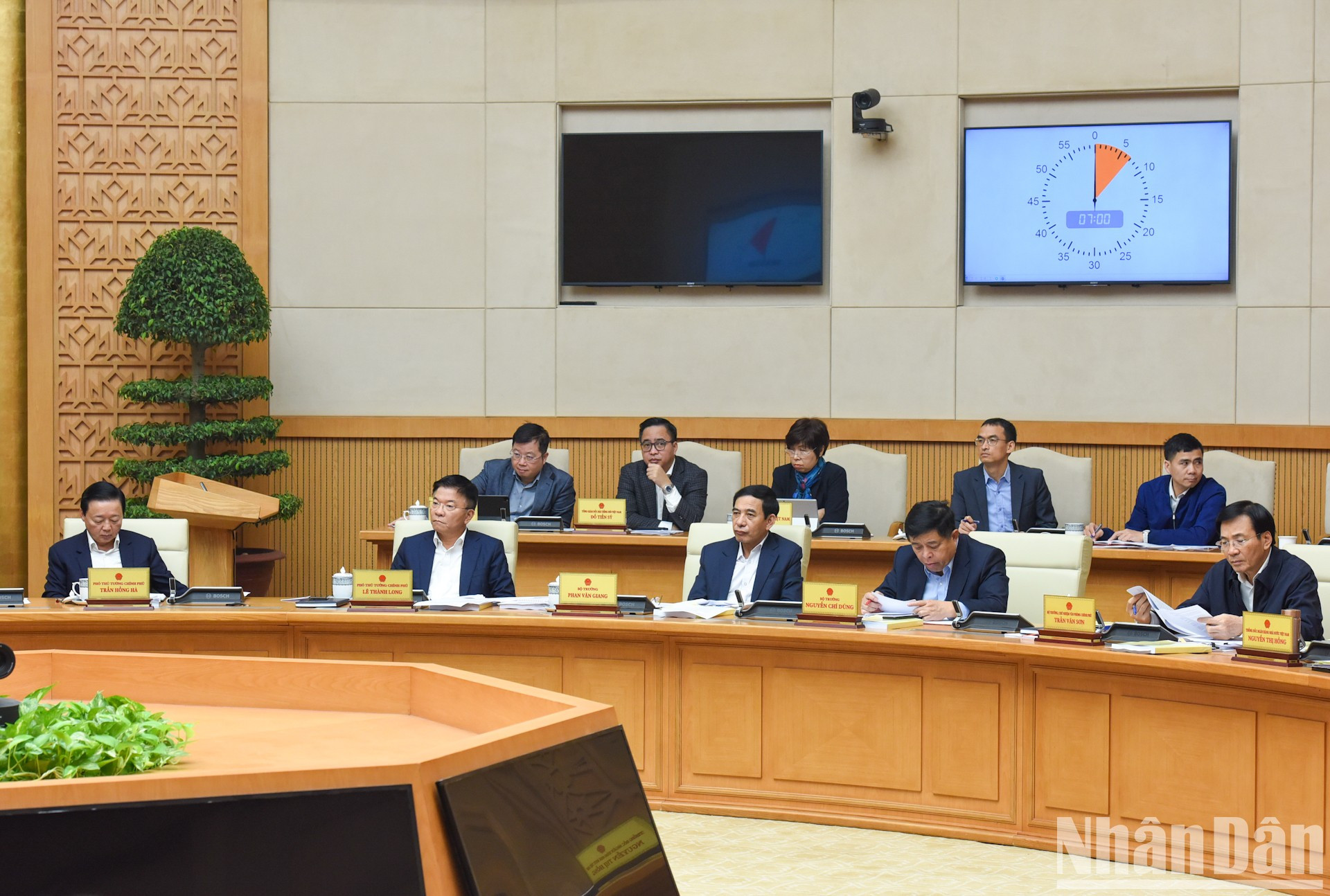 Los viceprimeros ministros y representantes de ministerios.