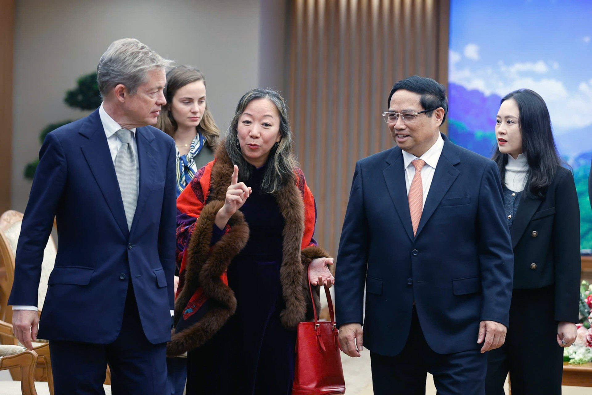 El primer ministro de Vietnam, Pham Minh Chinh, despide a Nicolas Berggruen, fundador y presidente de la empresa de inversión Berggruen Holdings y del Instituto Berggruen. El primer ministro de Vietnam, Pham Minh Chinh, despide a Nicolas Berggruen, fundador y presidente de la empresa de inversión Berggruen Holdings y del Instituto Berggruen.
