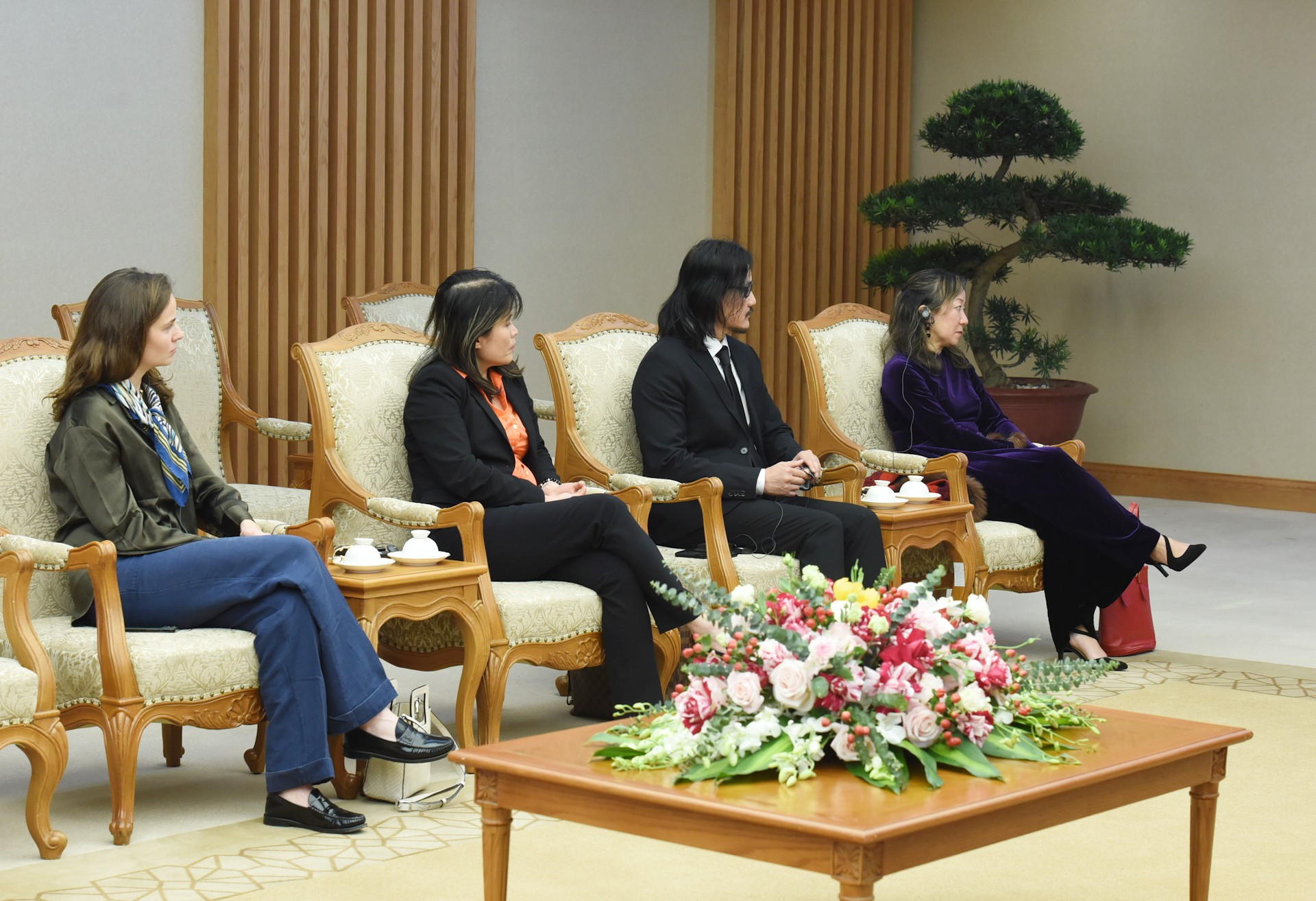 Miembros acompañan a Nicolas Berggruen. Miembros acompañan a Nicolas Berggruen.