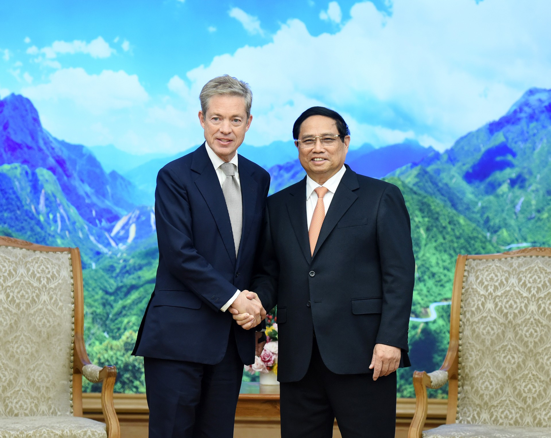 El primer ministro de Vietnam, Pham Minh Chinh, recibe a Nicolas Berggruen, fundador y presidente de la empresa de inversión Berggruen Holdings y del Instituto Berggruen. El primer ministro de Vietnam, Pham Minh Chinh, recibe a Nicolas Berggruen, fundador y presidente de la empresa de inversión Berggruen Holdings y del Instituto Berggruen.
