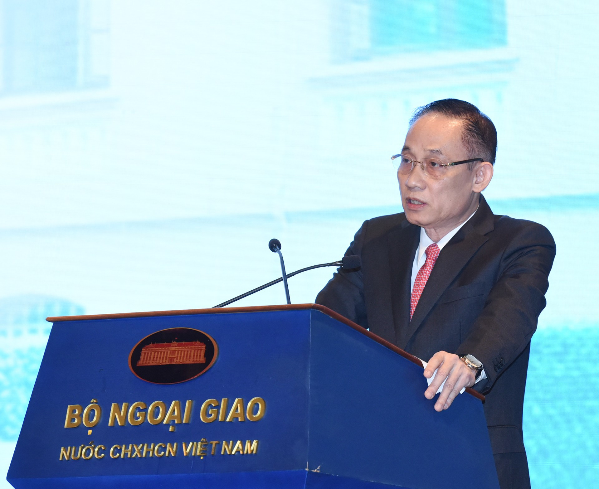 El jefe de la Comisión de Relaciones Exteriores del Comité Central del Partido Comunista de Vietnam, Le Hoai Trung, habla en el acto. El jefe de la Comisión de Relaciones Exteriores del Comité Central del Partido Comunista de Vietnam, Le Hoai Trung, habla en el acto.