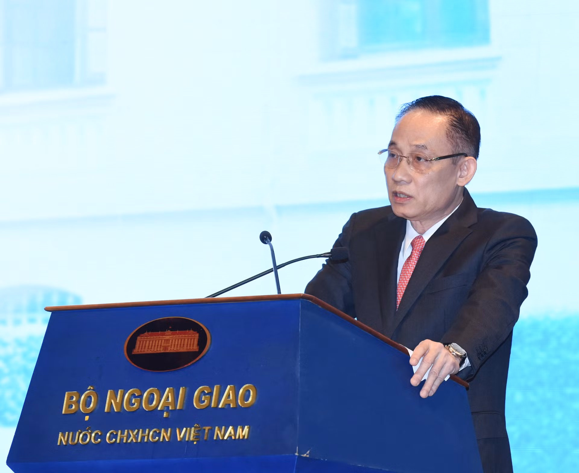 El jefe de la Comisión de Relaciones Exteriores del Comité Central del Partido Comunista de Vietnam, Le Hoai Trung, habla en el acto.