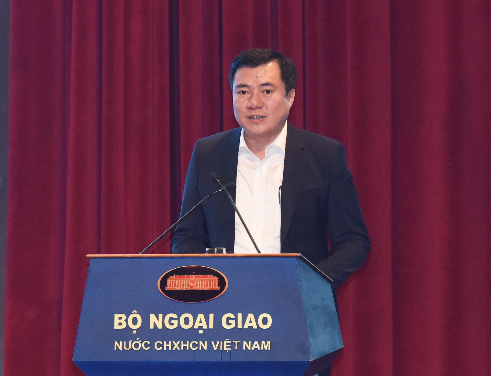 El viceministro de Industria y Comercio, Nguyen Sinh Nhat Tan, interviene en el evento. El viceministro de Industria y Comercio, Nguyen Sinh Nhat Tan, interviene en el evento.