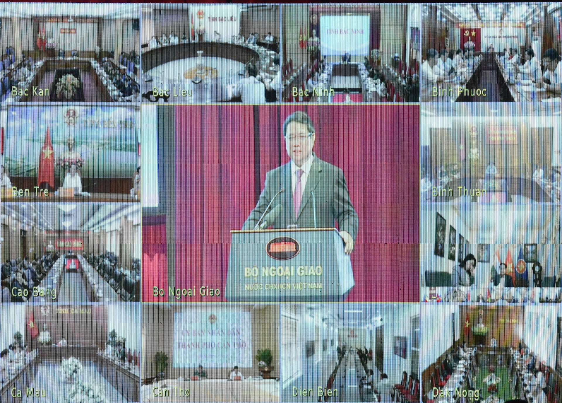 La conferencia se lleva a cabo de forma presencial y virtual. La conferencia se lleva a cabo de forma presencial y virtual.