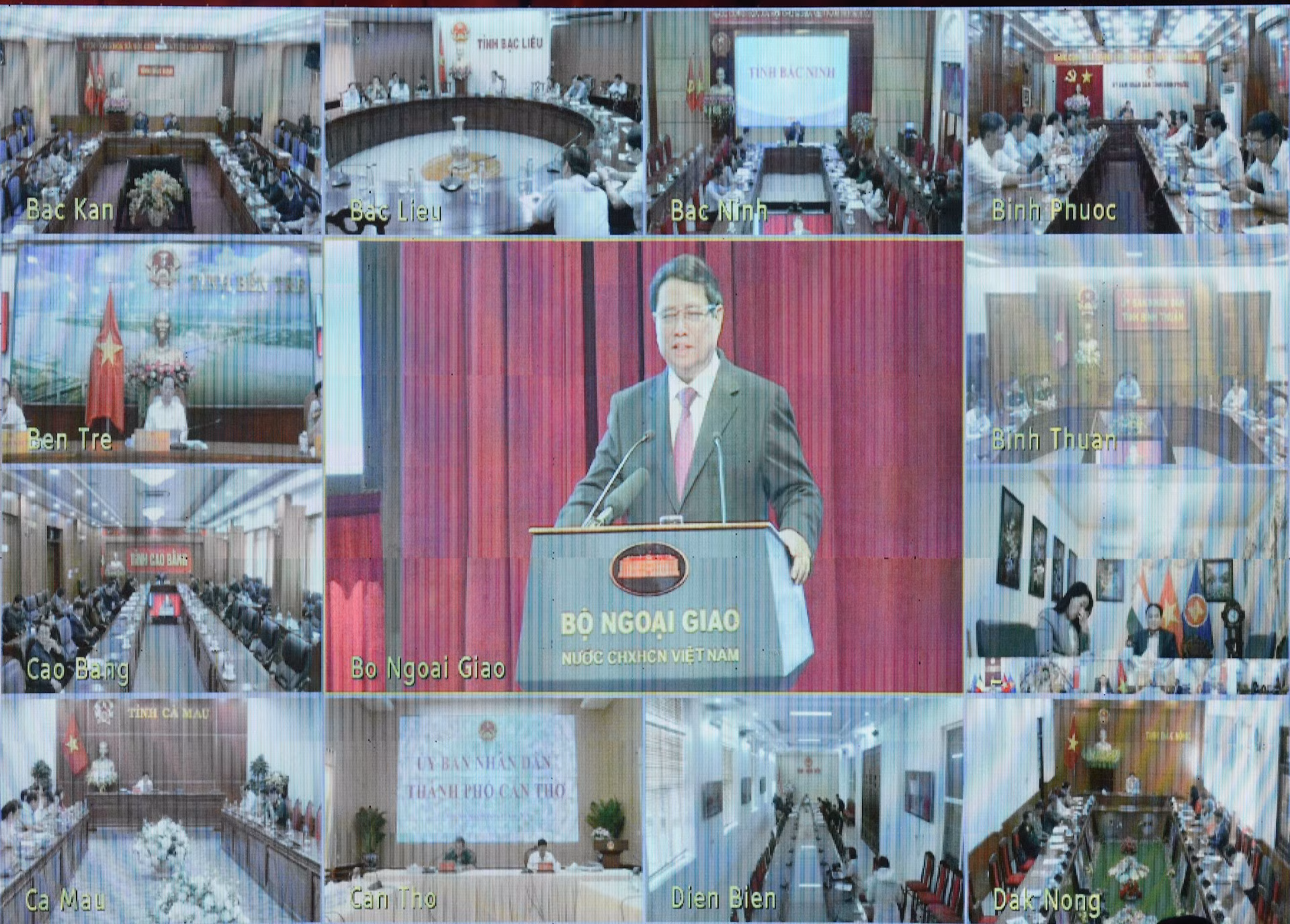 La conferencia se lleva a cabo de forma presencial y virtual.