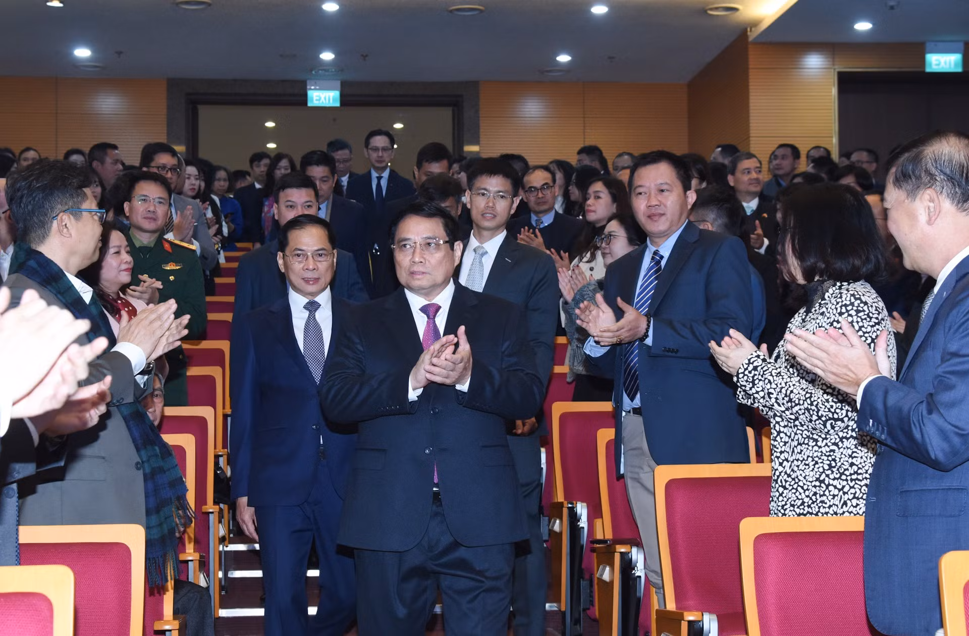 El primer ministro vietnamita, Pham Minh Chinh, asiste a la cita.